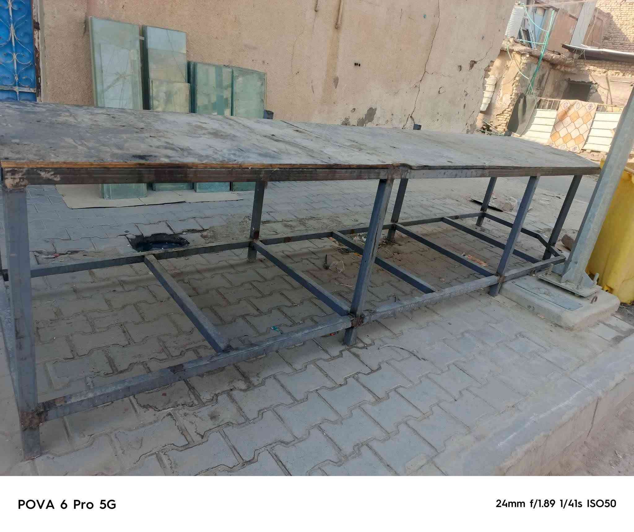 السلام عليكم 
ميز حديد قياس الميز 
الطول 4 متر 
العرض 85cm
الارتفاع 58cm
السعر300 وبي مجال العنوان البصرة 
***********
هذا رقم صاحب الميز راسلو البصرة, العراق
