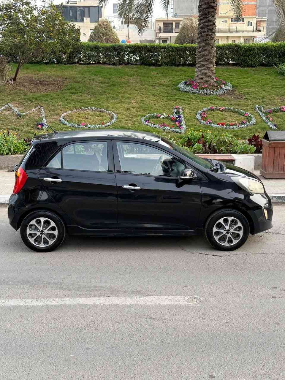 للبيع بيكانتو 2013 خليجي 
السياره محرك جبير 4 سلندر 
مكفوله من صبغ بس دعاميه امامي صبغته جماليه 
كير محرك تبريد كله بلاد  
داخل جلد لونين ومغلفه الكشنات وارضيه 
تخم تاير البارحه شديته شاشه تاب ارقه نوعيه وكامره 
تحدد الشخص بل رجوع وحساس بلادي والمسجل البلادي موجود بل جنطه سبير وعده منازله 
تخم دبلات صدر دسكات كله جديد صيانه بشركة كيا 
سياره صارله سنتين عندي ستخدام شخصي كلش معتني بيه بسمي هزه جديده ميحتاج تروح سياره الاربيل بل تحويل بس تاخذ سنويه 
مكاني بل منصور 
السعر 82$ 
*********** بغداد, العراق
