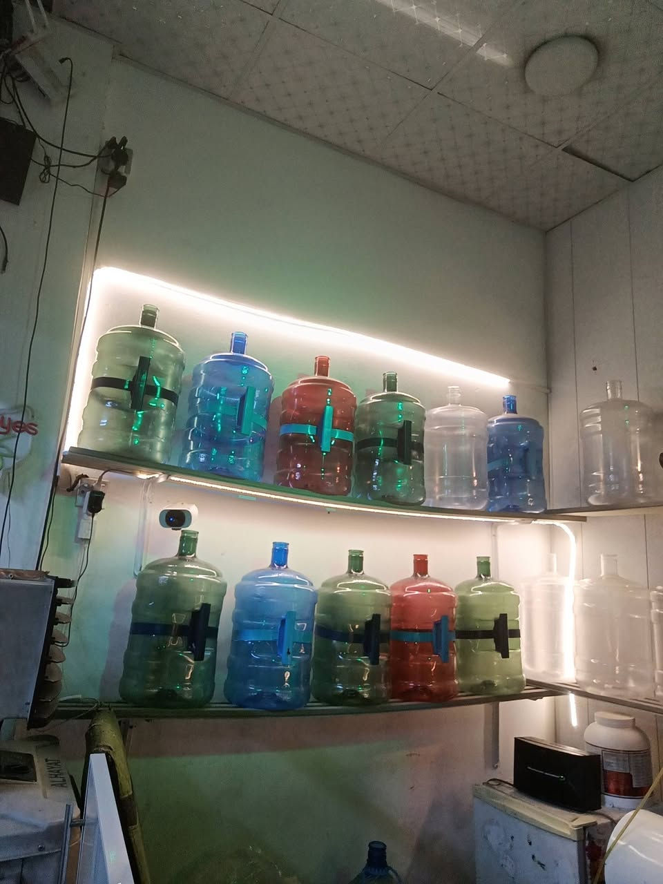 السلام عليكم محطة الف لتر  بالساعة فريم ستانلس ستيل مضخات بينتاكس عدد٣
اوتماتيك التصفية يعني شغل وروح نام 
منبرين املاح ٢١
فلتر جامبو
دوزنك عدد ٢ الكتروني ابو الشاشة 
تانكي اسالة وارو ٣٠٠٠ لتر الوطنية
ميز ترس داخل المحل وميز خارج المحل بوري دفن للميز الخارجي موقع المحل ركن ع شارع ١٢ وشارع ١٠
  براد ماء سستم كاميرات دبل راوتر ويو بي اس كراسي عدد اثنين قطع للتانكيات يعني اليباوع بالمحل ميشوف بس المحطة ورفوف الدبات التانكيات مخفية ابي أسالة مسوي خاص بالمحل تنكطع المنطقة كلها واني عندي مي لان منزل الممة ٣ ارباع البوري الابي ايجار المحل ٢٠٠ مولد ثابت شتا وصيف ١٢٠ الف عشر امبيرات وابو المولد معدل من تحتاج يفتحلك الجوزة تصفي بالمولد محطة حلوة ومرتبه تجي وتشوف بعينك وتجيك حتى المي سبب البيع اني عسكري وكل عامل اخلي بالمحطه ايمد ايده عالدخل واكشفه لان مخلي كاميرا عالدخل  واليحب يجي ايشوف سجل الوارد خير من الله
ولو ما دوامي ماخذ وكتي جان اني كعدت بالمحل وولدي طلاب مومال اضيع دراستهم ع مود محل
السعر كامل بكل المواد الذكرتها والاثاث والديكور 5ملايين ونص وبيها مجال بسيط
العنوان الكرخ حي الاعلام
***********
