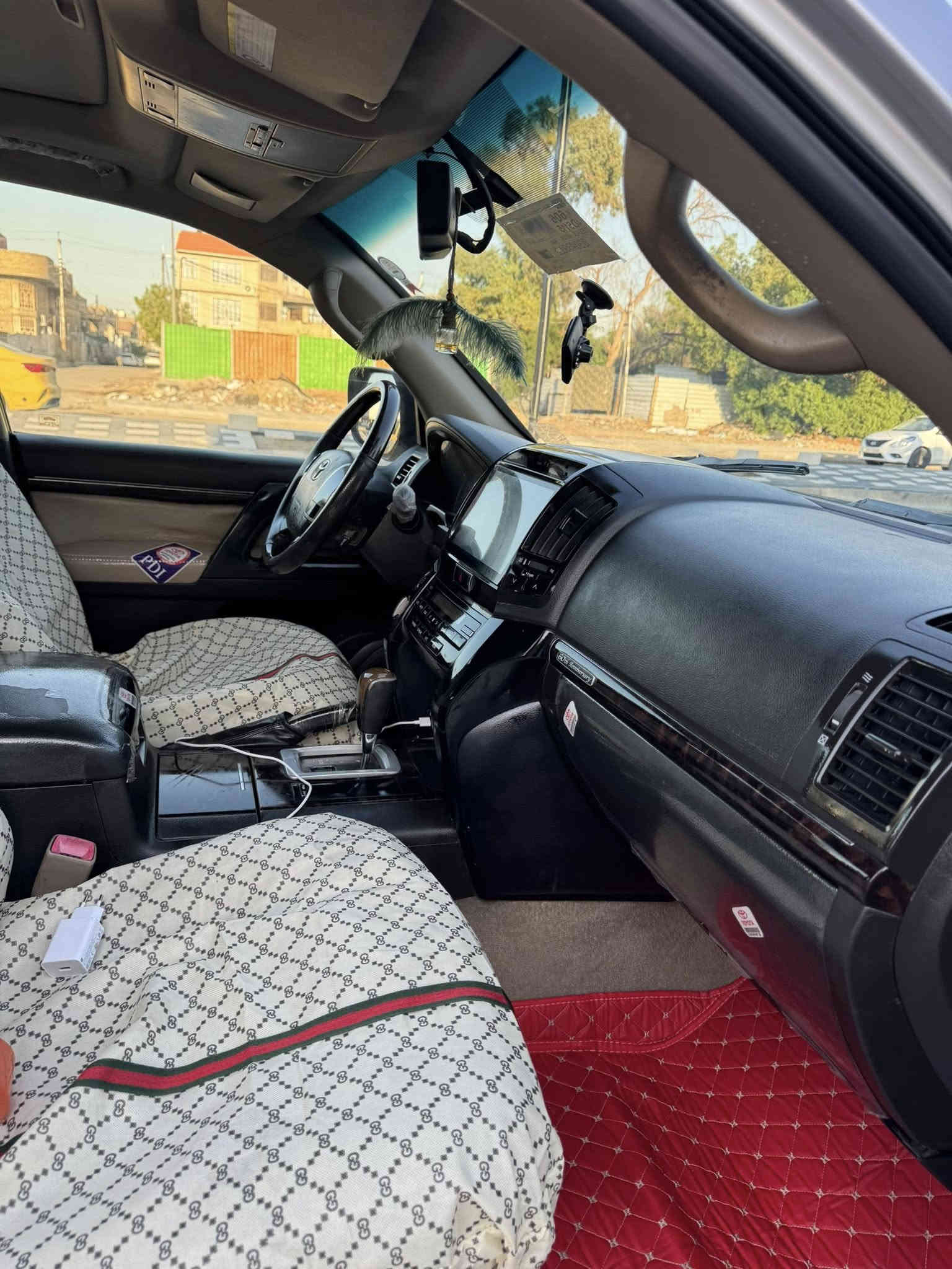 السلام عليكم الاندكروز 2011 ستينيه اصل فول مواصفات فتحه كشنات كهرباء  كشنات جلد شاشه تحكمات جهتين فول السياره صبغ جاملغ  خلفي فقط باقي السياره مكفوله كفاله عامه وسونار المندلاوي بل منشور السعر278 وبيها مجال رقمي ***********
