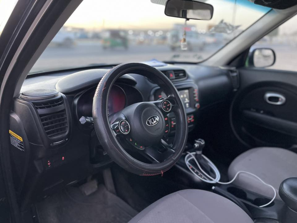 السلام عليكم
كيا صول موديل2018وارد امريكي نضيفه كلش ولون ممير 
بيها فقط ربع بنيد يعني البنيد ممصبوغ كله محركها 2000
مكفوله من كلشي محرك كير حداديه جديده تخم تاير جديد 
سعرها 137وبيها مجال للتواصل على الرقم***********
