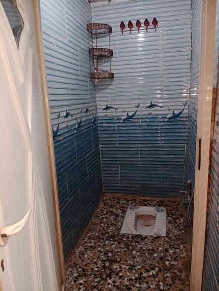 السلام عليكم ورحمه بيت لل بيع ١٠٠ متره الوجه ٥ متر النزال ٢٠ البيت نضيف يحتوي عله حمام خرجي ومطبخ خارجي و ١ستفبال و وحولي كبير و. حمام دخلي ١ غرفه  الطبق الارضي و الطبق الثاني و يحتوي عله حولي و ٢ غرف نوم و الطبق الثالث بيتونه كبيره وصطحين    البيت مكانه الحسينيه ما الرجديه موقع البيت الجريخي قرب اسوق الثقلين بل فرع اول فرع  البيت سعره  ١١٥ مليون الاستفسار اتصل عله هاذه الرقم *********** وموجود واستاب
