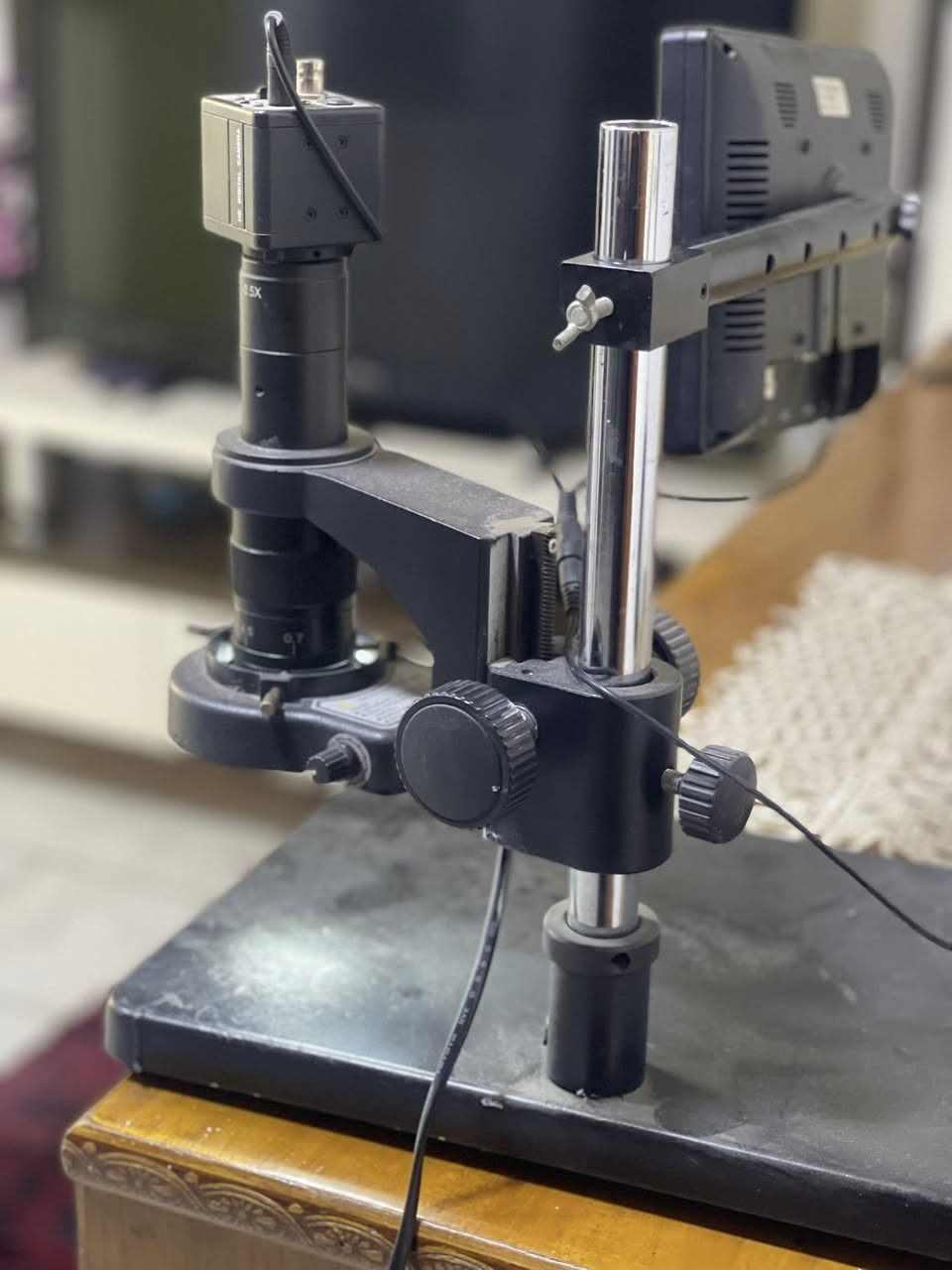 مجهر رقمي احترافي (Digital Microscope) مع شاشة وكاميرا HD - بحالة ممتازة
المواصفات الفنية (حسب الصور):
• نوع الجهاز: مجهر إلكتروني مخصص لأعمال الصيانة الدقيقة (صيانة موبايلات، بوردات، ساعات).
• نظام الإضاءة: مزود بحلقة إضاءة LED (Microscope LED Light) مع إمكانية التحكم بحدة السطوع من 0% إلى 100%.
• الكاميرا: كاميرا رقمية عالية الدقة (HD Digital Camera) مثبتة في الأعلى لنقل الصورة مباشرة.
• العدسة: عدسة تقريب (Zoom Lens) مع خيارات ضبط متعددة تبدأ من 0.7x.
• الشاشة: يأتي مع شاشة عرض LCD مدمجة مثبتة على حامل جانبي لمتابعة العمل بوضوح.
• القاعدة والحامل: قاعدة معدنية متينة وثقيلة لضمان الثبات، مع حامل (Stand) قابل للتعديل عمودياً وأفقياً للتحكم في ارتفاع وزاوية الرؤية.
• الكهرباء: يدعم فولتية واسعة من AC90V إلى 260V، مما يجعله آمناً ضد تذبذب التيار.


**إذا كنت صاحب هذا الإعلان وتريد حذفه لأي سبب، رجاءا أرسل رسالة إلى الدعم الفني**