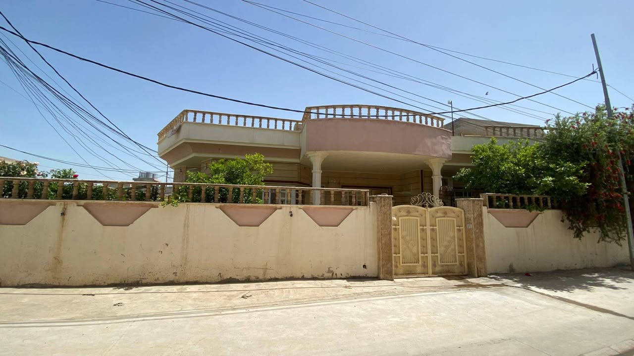 في بعويزه يبعد عن الشارع العام 30متر فرع صبه  دار للبيع مساحه 300متر ركن طابق واحد كارت بلديه يتكون من غرفتين نوم وهول واستقبال ومطبخ وصحيات مع مناور وحديقه السعر المطلوب 125وبي مجال ابيت نظيف ومرتب للتفاصيل اكثر  التواصل على الخاص او على رقم الهاتف ***********  ارفع المنشور بكلمه طيبه
