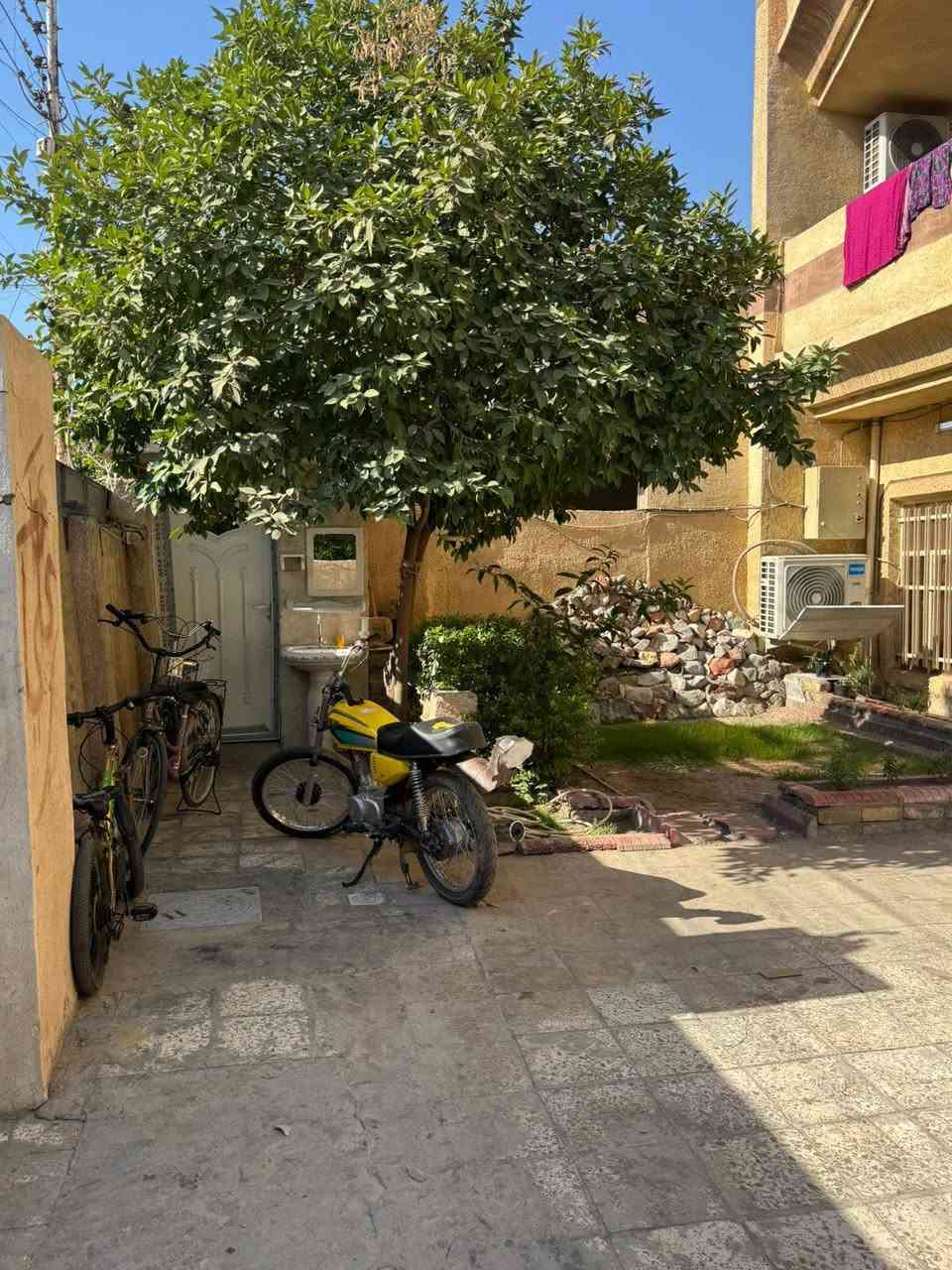 بيت للبيع السعر  ٤٠٠ مليون ثابت
مساحة :     200 متر قرب جامع الحمزة
يحتوي على كراج كبير وحديقة
استقبال مساحة 5, 6 /5, 3
هول مساحة  3 / 4
مطبخ حار وبارد
صحيات عدد ٣ 
غرف النوم ٦ 
الطابق الثاني ٣ غرف + حولي كبير +بلكونه تصلح مطبخ 
الطابق الثالث ٢ غرف 
التواصل على الرقم حصرا
     ***********1 ام سند
