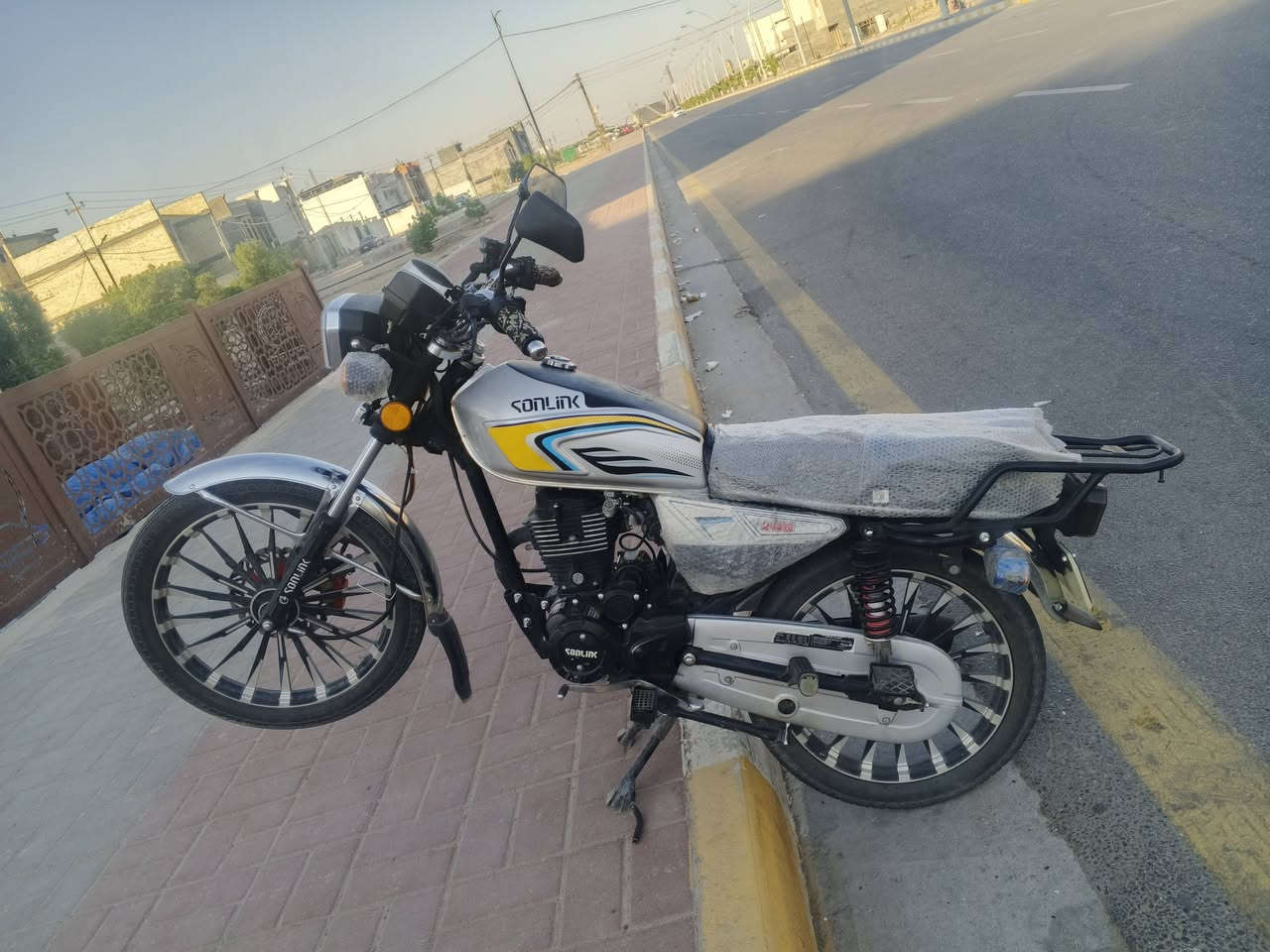 السلام عليكم دراجه للبيع او مراوس
بل نسبه جماعت لتايكر اطبكو علا صفحه لحد يطبلي
دراجه نضيفه محرك 200اسبانه ممدوده عليه 
مصارله اهواي من مشدوده كدامك لدراجه وشوف 
ولنشاط مشاءالله علييه للأستفسار ***********وتساب
