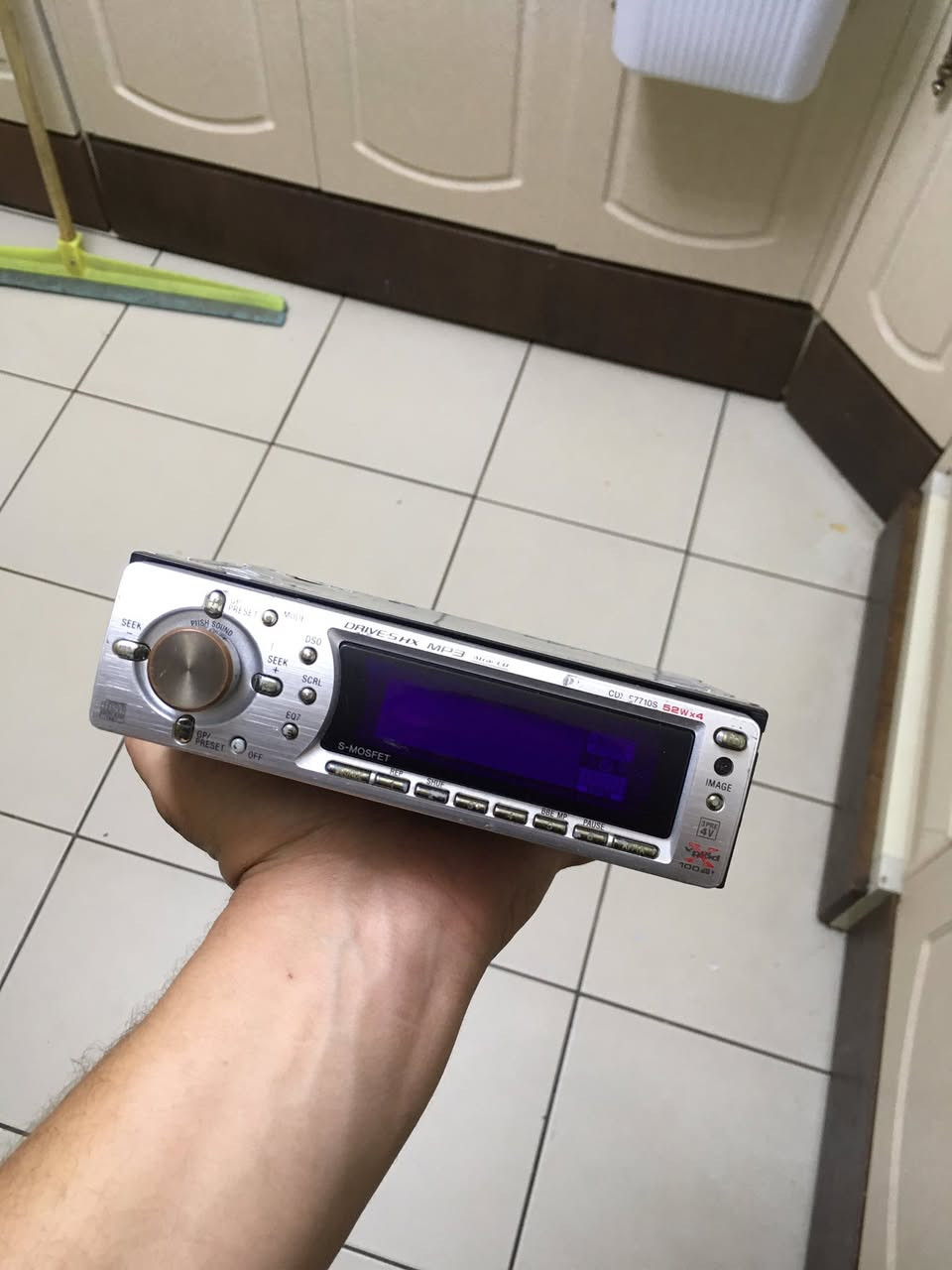 مسجل سوني قلاب كرافك واحترافي الجهاز بي مشكلة فقط اناره الوجة طافية كل التحكمات شغالة اواكس خلفي  واضافتاً فيشة جاهزة عمل الجهاز مكفول من تصليح فقط الوجة رشيتة عطر عبالي سبب رطوبة او كذا وما نفع مڪاني بسماية متوفر توصيل  رقم *********** فقط واتس
