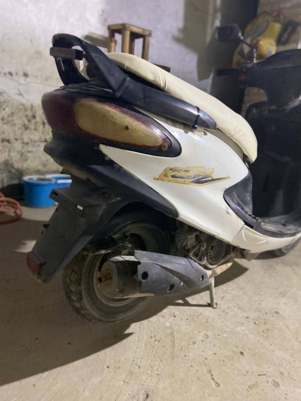 متحاح دراجه دولفين محرك مامفتوح كلها شغاله ابلاديه السعر ٣٢٥ وبيها مجال الخاص مفتوح او الاتصال *********** حله حي الامام
