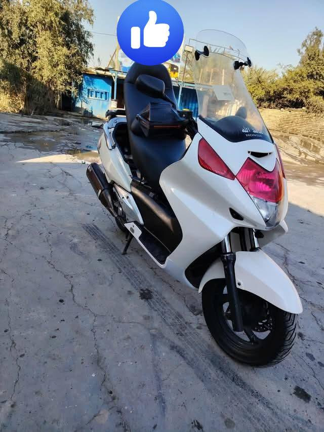 السلام عليكم 
سلفر ونج 600 🔥مرقم رقم بغداد 
كفالة عامة على وضع الشركة 
عليها كاميرات امامي خلفي HD + شاشة عرض
عنواني بغداد اتصال فقط او واتس 
***********
السعر خاص
