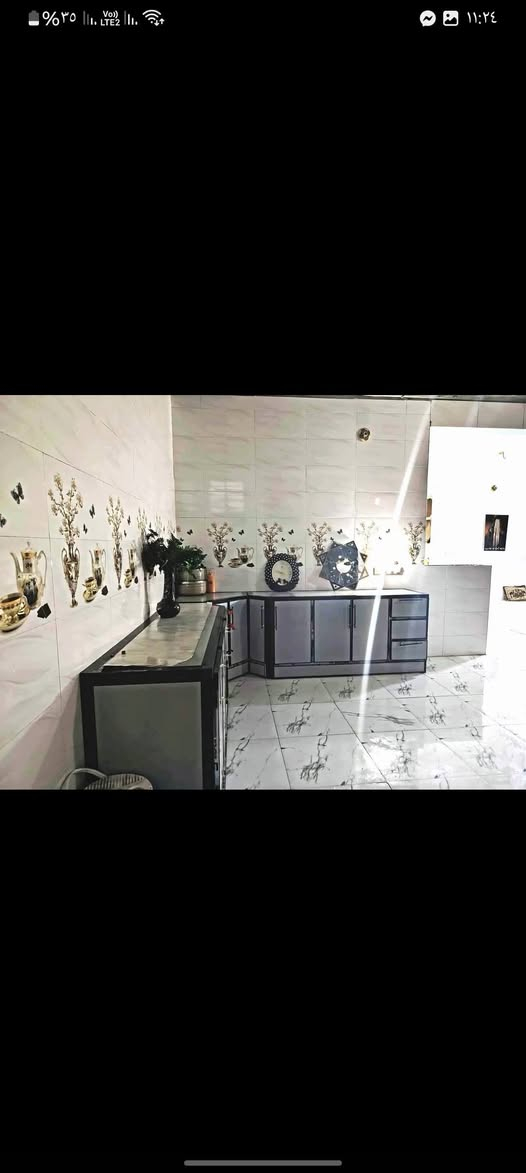 بيت للبيع200متر طابقين
✅️شارعه 15متر مبلط مفتوح ع 60
✅️بي 4 اغرف وصالتين وصحيات وستقبال ومطبخ بناء جديد درجه اولى 
✅️اماء كهرباء مدارس اناره ليليه 
✅️شارع مبلط جميع لخدمات متوفره 
✅️موقعه/نجف مجمع بيتي مقابيل صلطان
  
 ☎️للاستفسار *********** واتساب
