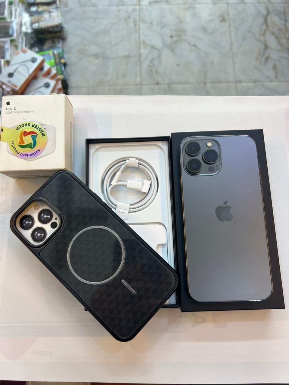 ايفون 13 برو ماكس 256 ذاكرة 
بطارية 95‎%‎
نضافة 100‎%‎
كامل ملحقات الاصلية شركة ماستر اصلي وبيه ضمان شرط الفحص 
استخدام قليل
السعر مناسب
***********
العنوان القطاع شارع السوك مجاور عوينات الكرار 
مركز الشمس

