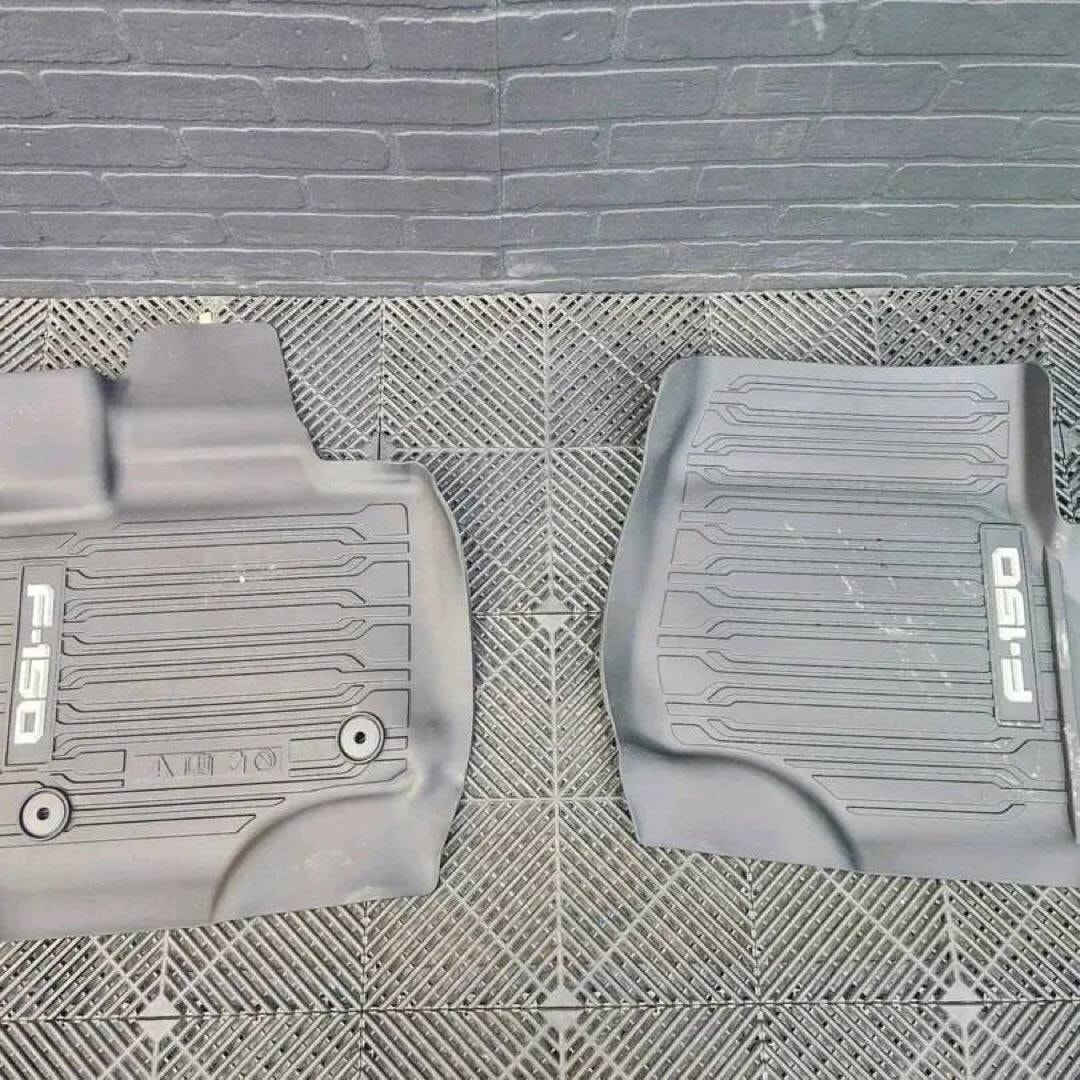 Selling brand new mats came out of truck purchased 202w f150 supercrew, will fit other years. Used for the drive home that's it. Message if you have any questions.


**إذا كنت صاحب هذا الإعلان وتريد حذفه لأي سبب، رجاءا أرسل رسالة إلى الدعم الفني**