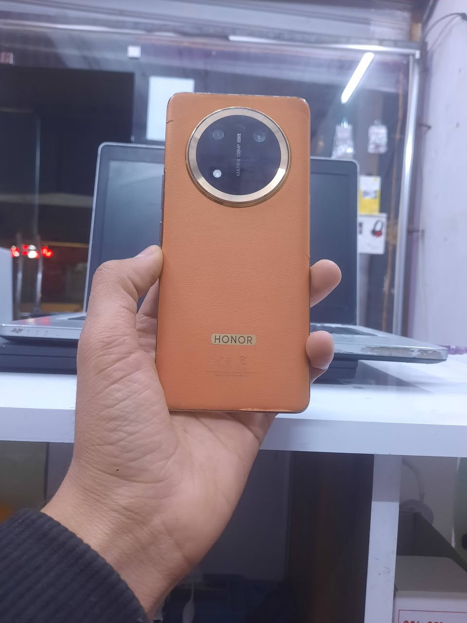 HONOR X9c
​🚀 رام 12 (طيران بالألعاب) | 💾 ذاكرة 256
🛡️ شاشته دبابة (ضد الكسر)
🔋 باتري ينسيك الشاحنة!
​⚠️ الزبدة: الجهاز داخلياً طلقة وبلادي 100%. العيب الوحيد ظهره الجلد بي وصخ استخدام..
🎁 لذلك: طيحنا سعره للگاع + كفر فخم مجاني يرجع شكله باكيت! ✨

السعر 235 الف فقططط! 

مكتب علي فون حي الانتصار شارع 30 قرب الكرم مول


**إذا كنت صاحب هذا الإعلان وتريد حذفه لأي سبب، رجاءا أرسل رسالة إلى الدعم الفني**