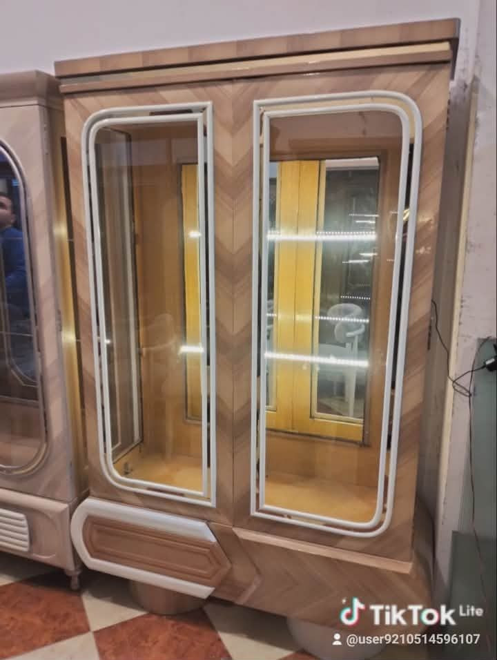 جاهز ع التحميل فورررررررررى 
النيش القشرة الافريقي 
خشب كبس فايبر محمل 
ملزوق قشرة افريقي بالكامل 
وتشطيب بروتان ببرونز
٢ درفة مقاس ١٤٠ سم في ارتفاع ٢٢٠ سم 
تطعيمات استلس 
٢ درج مبطن تنجيد 
ليدات في الضهر 
رجول استلس 
زجاج ٤مل جناب ودلف 
و٦مل ارفف فعلي


**إذا كنت صاحب هذا الإعلان وتريد حذفه لأي سبب، رجاءا أرسل رسالة إلى الدعم الفني**