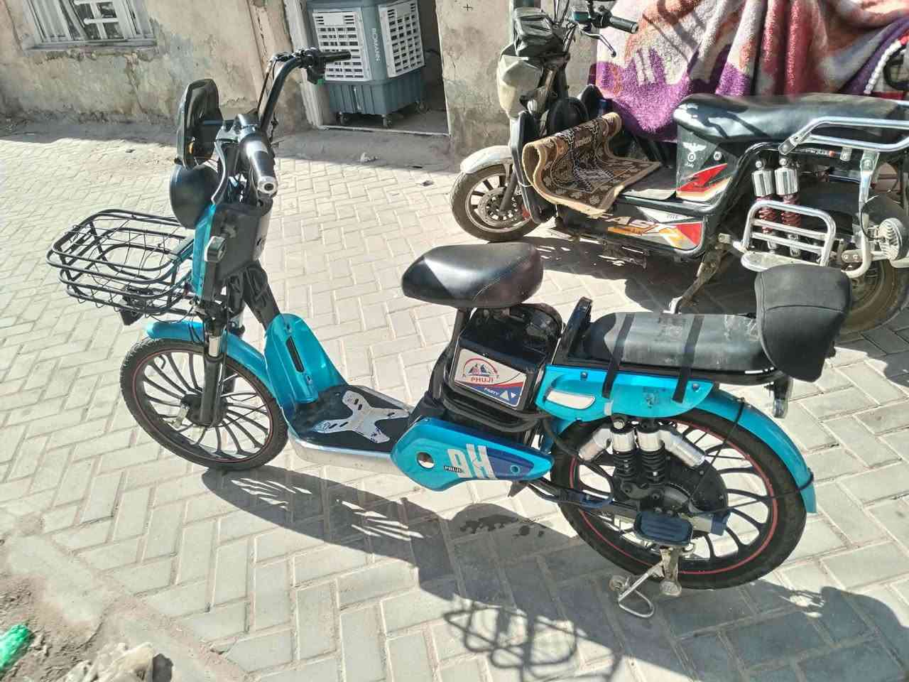 سلام عليكم دراجه شحن H9
أربع بطاريات. ملف 1500
ضمان بل بطاريات خمس اشهر 
سرعه دراجه 70
سعر 350 و بيهه مجال 
***********

