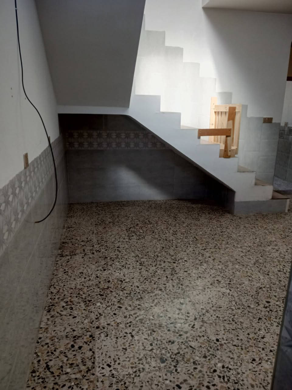 الدار الليجار مساحه 100 متر
طابق ثاني معزول 
موقع سده ساحت زمن قرب شارع 15 
هاتف ***********
