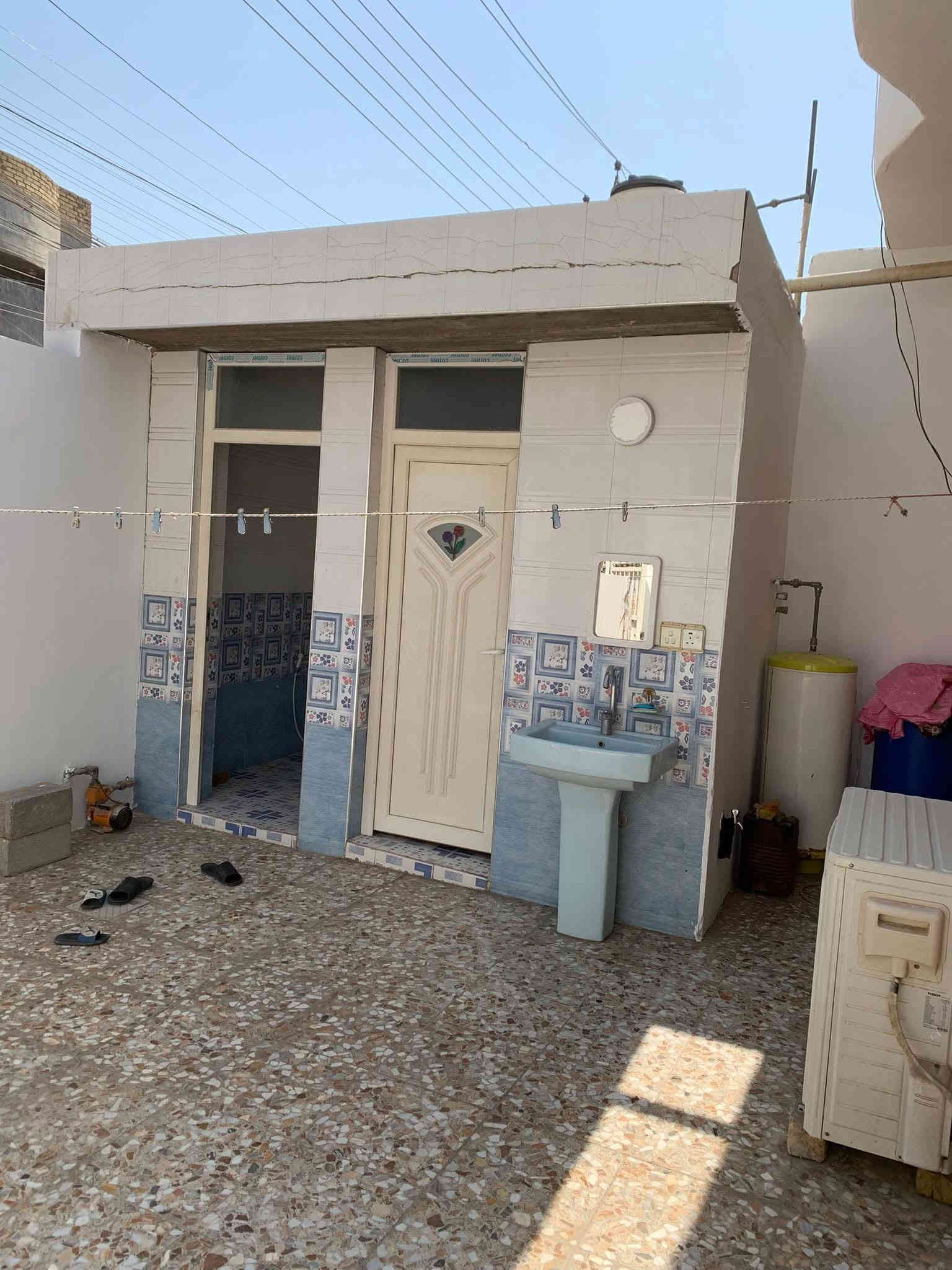 السلام عليكم
  دار للبيع مكان مميز جدا 
نوع العقار //طابو صرف
نوع البناء طابوق السقف صب كونكريت 
العنوان / /بابل المدحتية حي العسكري الباشيه قرب السيطره 
المساحة//٢٠٠متر
الواجه ١٠متر 
النزال٢٠متر
خدمات كامله من ماء وكهرباء التبليط قريب جداً 
السعر/١٢٥وبيه مجال
تفاصيل البيت طابق واحد 
استقبال 
صاله 
عدد١
مطبخ 
منور خلفي طارمه
مجمع صحيات داخليه وخارجيه
طارمه كبيره تسع لسيارتين 
السطح كامل فرشي
تحويل البيت ثاني يوم بعد الشراء 
بناء حديث موقع جيد جداً 
سنة البناء ٢٠٠١٩
ملاحضه //البيت ملبوخ خارج وداخل 
الارضيه رفت حصيره 
الارضيه بورسلين
عرض الشارع ٨متر
للاستفسار
مراجعة  مكتب دلالية وائل الهندي 
***********ابو علي
***********وائل الهندي
مكتب دلالية وائل الهندي بابل المدحتيه الحمزه الغربي ع شارع 60 قرب سلوان ابو الكاشي مقابيل فرع علي قماره
