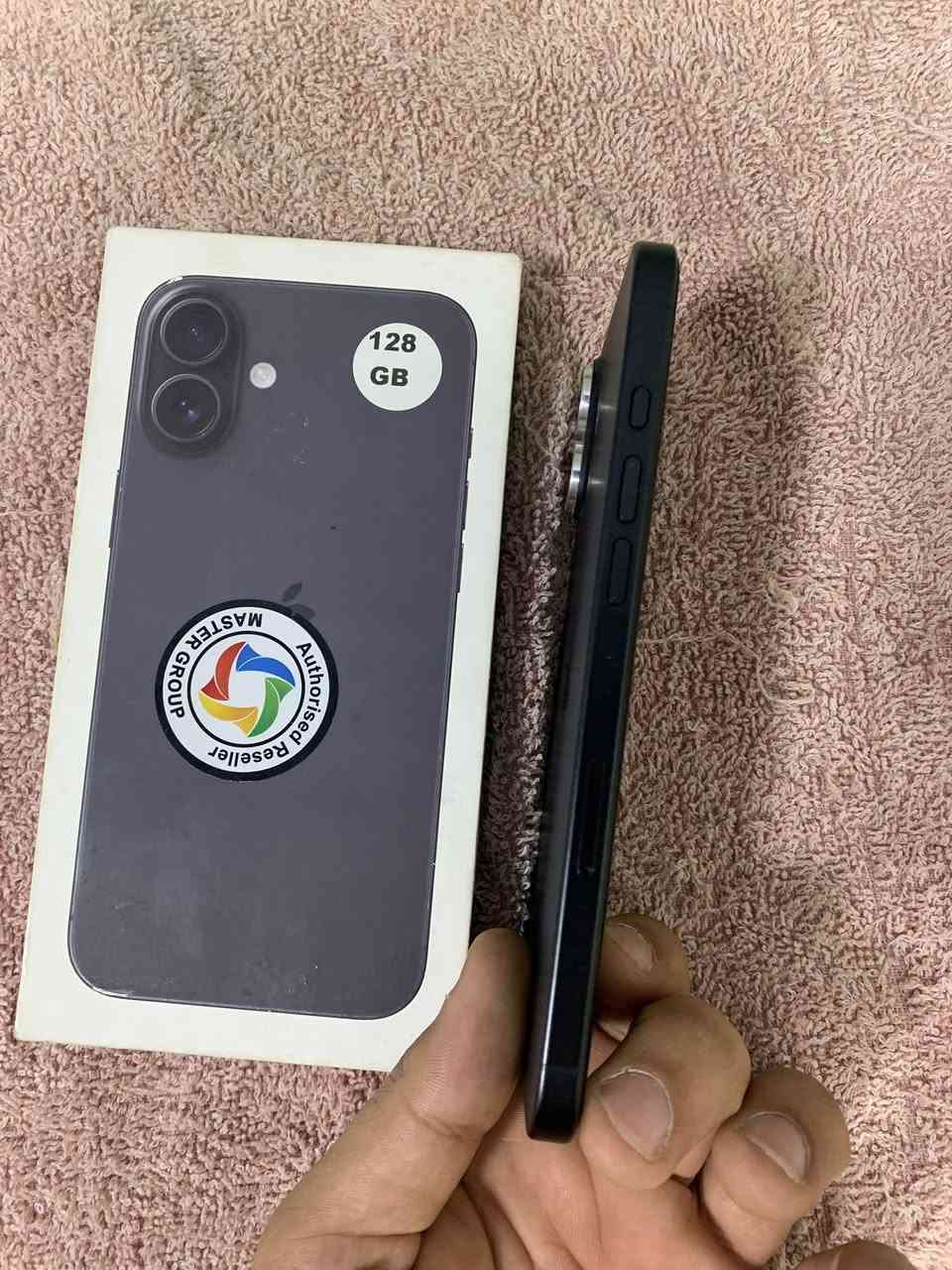 السلام عليكم
النوع : ايفون١٦ بلاص 
الذاكره: ١٢٨
البطاريه: ٩٥ 
كُلشي ممبدل بي شرق أوسط 
مابي لاشخط ولاضربه 
كامل ملحقات اصليه، التواصل
واتساب ***********
