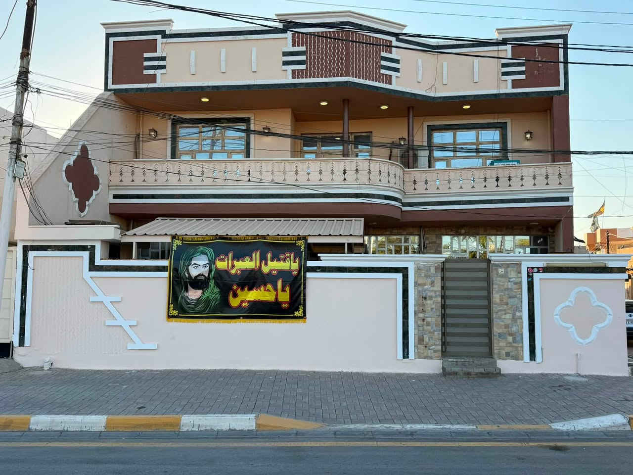 دار ركن للبيع قاطين طابو مساحتة 273 متر
العنوان شارع البلدية 
الواجه 13 متر  نزال 21 متر

البيت متكون من طرمة كراج تاخذ سيارتين وكليدور وهول واستقبال ومطبخ ومساحة درج كبيرة وغرفتين نوم.
وصحيات وحمام كبير .

منور خارجي + حمام خارجي

والقاط الثاني بناء جديد متكون من غرفتين كبيرة وصاله

 وحمام كببر  وغرفة خارجية (مخزن)
البيت كامل الخدمات ع اربع شوارع
للتواصل والاستفسار 
***********
