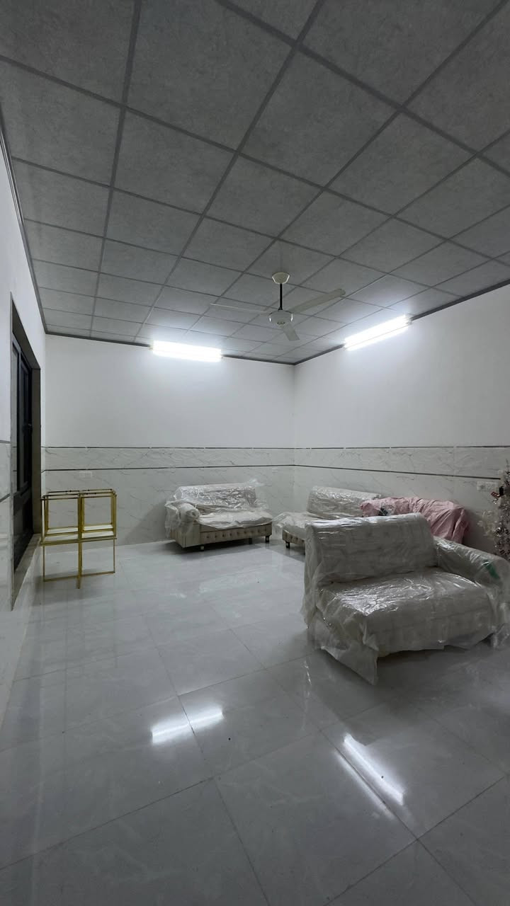 السلام عليكم يتوفر بيت ايجار في حي السماح الثانيه المساحه 200متر غرفتين هول مطبخ صحيات وستقبال بناء 🏢 حديث فول فول التواصل ***********اسيا ***********
