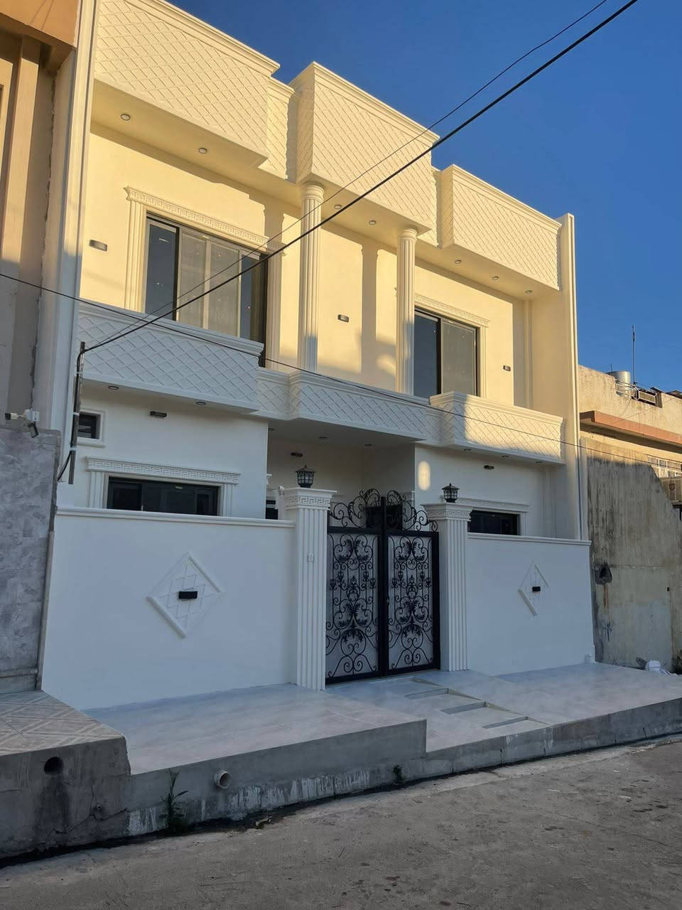 دار للبيع 🏠 

الموقع 📍 حي الصديق الأولى مقابل جامع أبو بكر الصديق 🕌

بناء حديث زيرو فارغ 🔑 
 
المساحة 100 متر.             واجهة 10 *10 ✳️

شارع تبليط بعرض 12 🛣️ 

تفاصيل الدار طابقين كاملة ✅ 4 غرف نوم 

الطابق الارضي مكون من/ غرفة نوم/ هول مفتوح على الاستقبال/ مطبخ/ صحيات ⭐

الطابق الثاني مكون من/ثلاث غرف نوم/ صحيات ⭐  بيتونة سطح كاشي ⚡

نظام دكتات سبالت كاميرات 📸🖥️.      كما هو موضح بل الصور 📸 

للاستفسار اكثر الاتصال على الارقام التالية 👇 

*********** 📱***********📱 ***********📱

السماك لتجارة العقارات 👉 عنوان المكتب 📌 حي الصديق بعد مرطبات البحرين سائدين الصديق الرئيسية مقابل مدرسة تبارك الاهلية 👍
