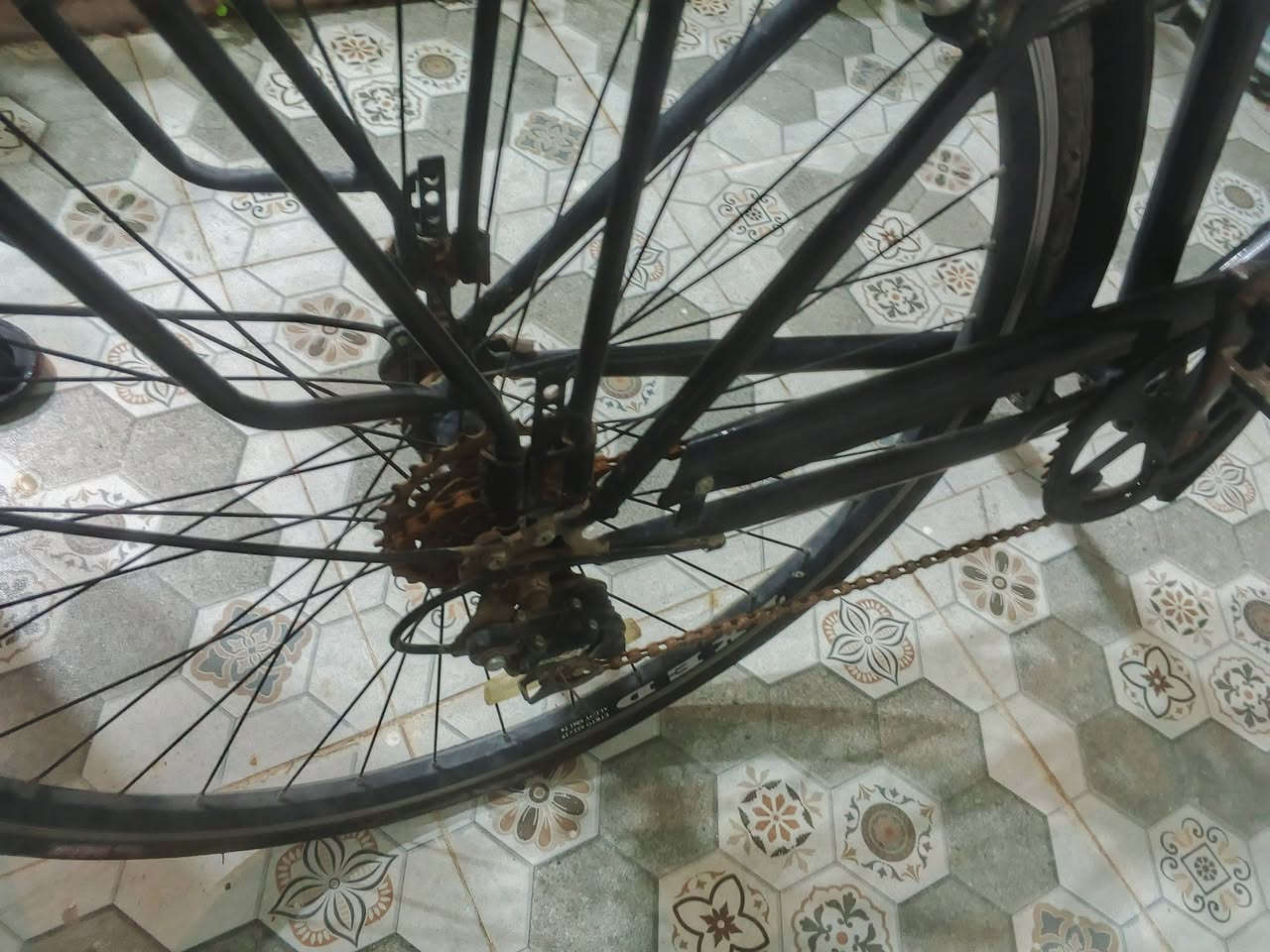 🔴🔵🔴🔵🔴 بايسكل للبيع اصل اصل وكالة British taxi  قطعة نادرة جدا حجم اعتقد ٢٨ لو ٢٦ گير فول ٥-٦ نمر 
فر العراق كلة اذا لگيت ١٠ قطع اني اشتريهم 
كشن مبدل اسفنجي مريح 
بس متروك صار فترة بي بالزنجيل شوي زنجار + يرادلة جوپات 
للبيع للعلم البايسكل وكالة شرط قطع نادرة السعر ١٢٠ بيه مجال كلش قليل جماعة ٧٠-٦٠ لاتعلقون 
واتساب ***********
