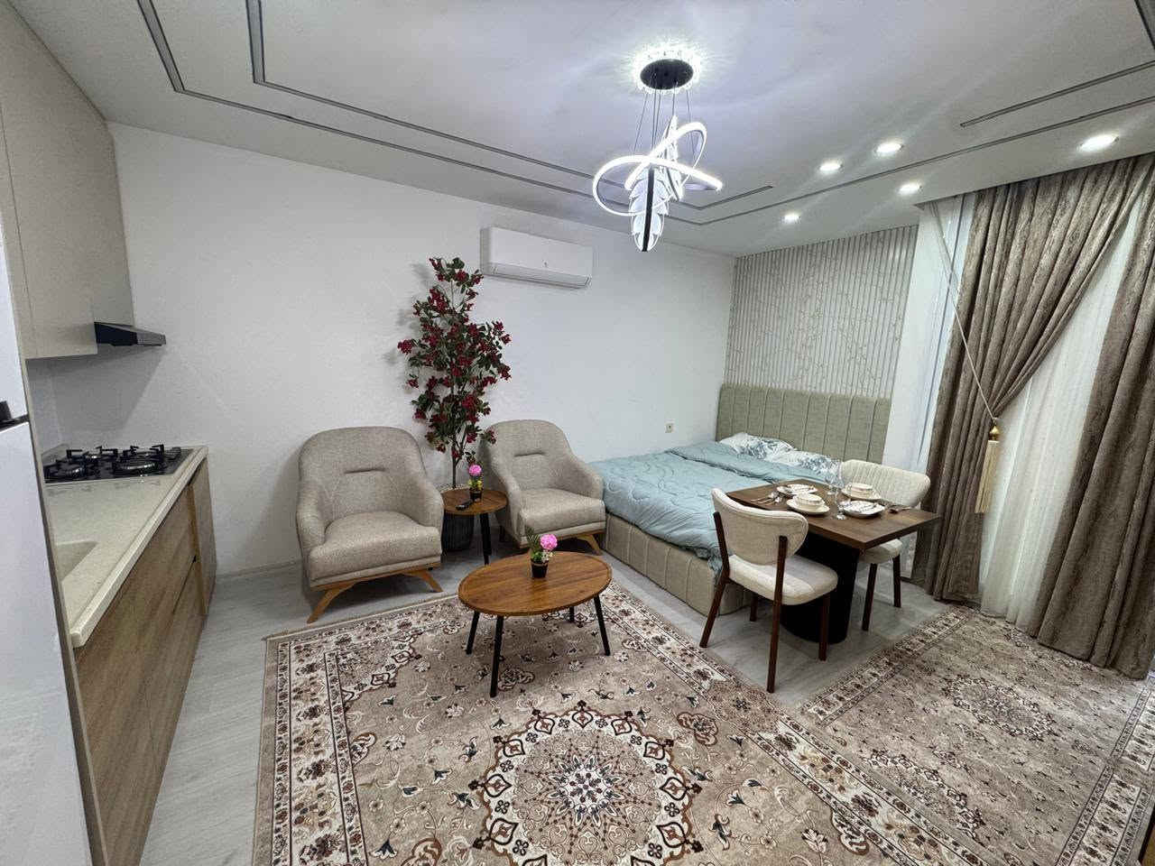 🌟 شقة استوديو فاخرة للبيع أو الإيجار 🌟
​فرصة مميزة للسكن أو الاستثمار في المربع الذهبي، بموقع استراتيجي وحيوي!
​📍 الموقع: لافان أيربورت (مقابل الأمطار).
​📐 المساحة: 42 متر مربع.
​🛋️ حالة الشقة: مؤثثة بالكامل بأثاث وديكورات مودرن حديثة ومتكاملة (جاهزة للسكن الفوري).
​🏙️ الإطلالة: إطلالة داخلية مميزة على المجمع والمساحات الخضراء والنافورات.
​🛏️ التفاصيل:
​نظام استوديو متكامل (جلسة + سرير نوم).
​مطبخ أمريكي مجهز.
​حمام حديث مجهز بالكامل.
​📞 للاستفسار ومزيد من التفاصيل:
يرجى الاتصال أو المراسلة عبر الواتساب مباشرة على الرقم:*********** أربيل, العراق
