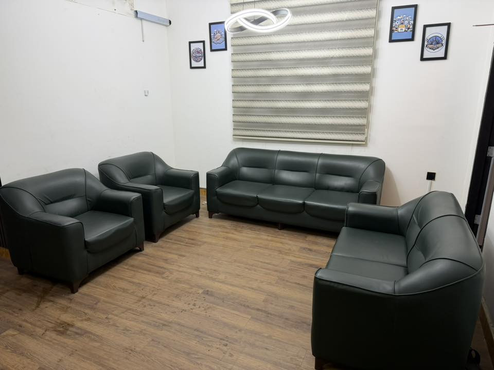 تخم مكتبي جلد 7 نفرات لون زيتوني استخدام شهر فقط نظافه 100‎%‎ رايده ب 350 الف ***********
