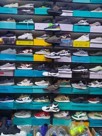 عندي شلعه احذيه رجالي بيهه فوك ال ١٠٠ قطعه الشراي07885577104 هاذا رقمي...