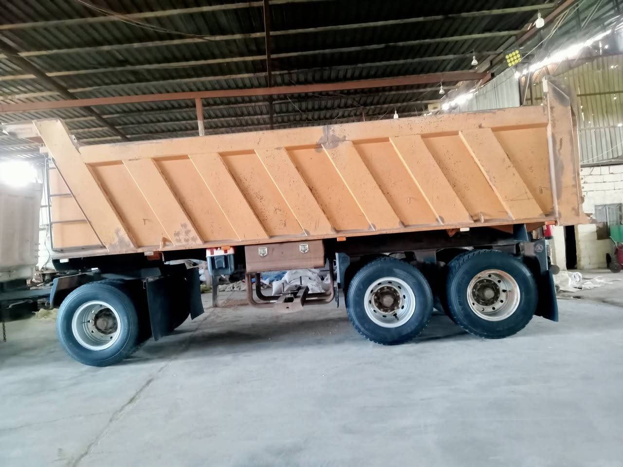 مقطوره للبيع مكفوله طوله 7وربع شاصي 16 دناكير 16 لعاب جاهزة للعمل السعر 155 
***********
