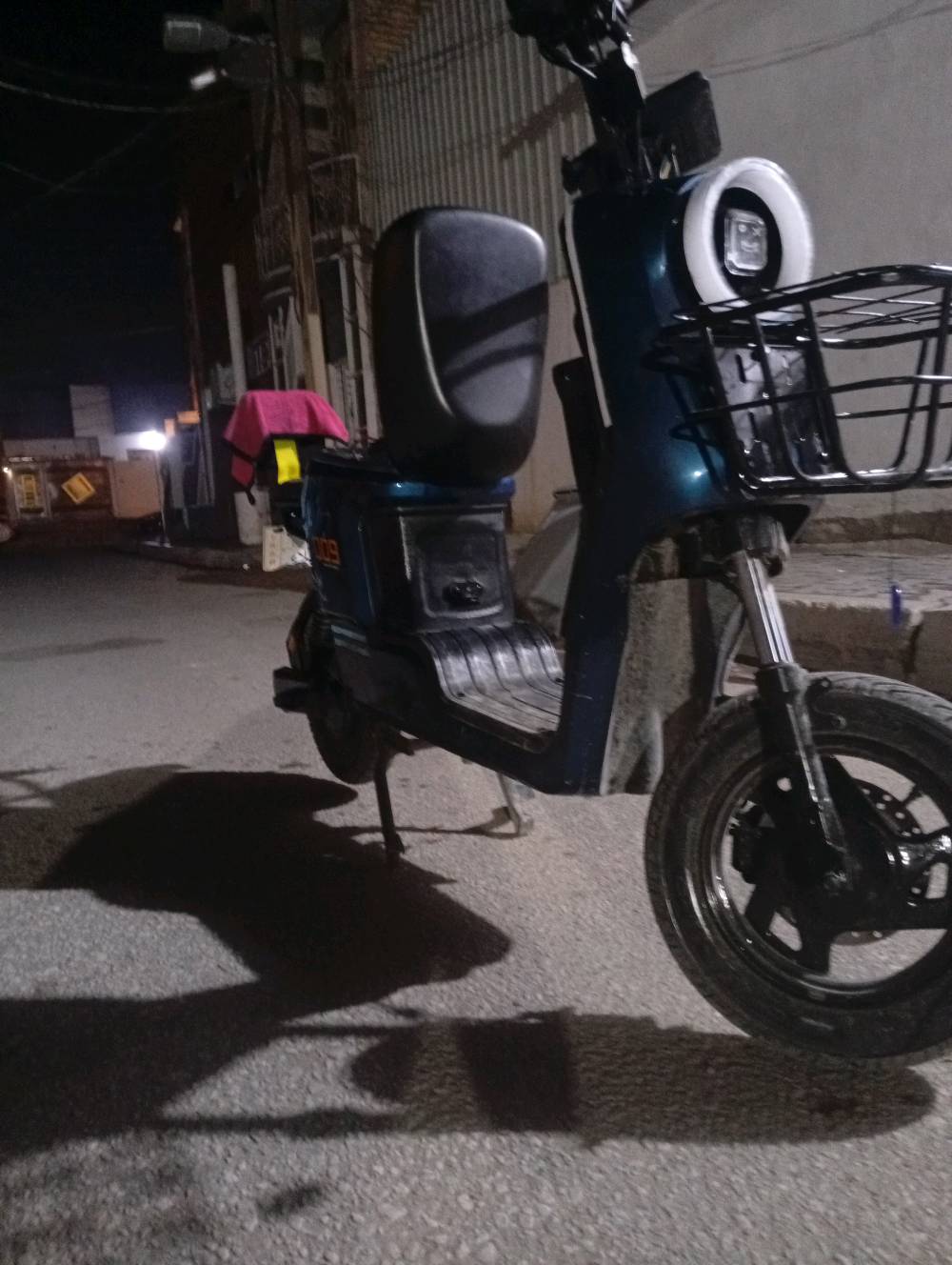 دراجة كهربائية بحالة جيدة جداً مع مرآتين أماميتين وشاشة عرض واضحة تعرض السرعة وحالة البطارية. تحتوي الدراجة على سلة أمامية وفراش مريح. مناسبة للتنقل في المدينة بشكل سلس وسهل. اللون أزرق غامق مع تصميم مميز وجذاب. أبحث عن مشتري جاد ومهتم بالسعر المناسب.