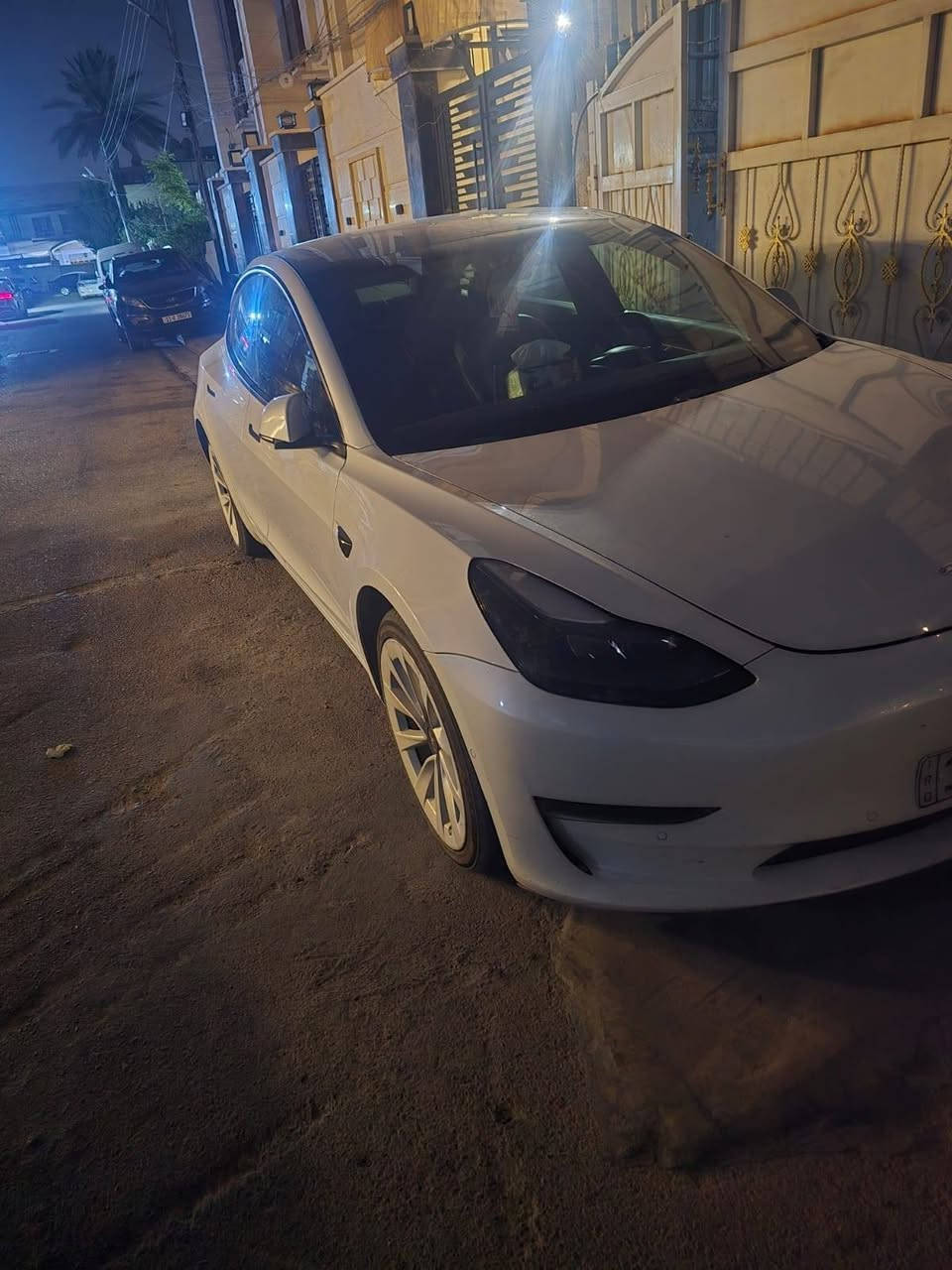 تيسلا  مودل 3 موديل2022 سيارة جاهزه من كلشي تبريد ثلج اون لاين مربوطة على التلفون حادثه خفيف سطحي فقط جاملغ من جهة السايق بدون ايرباكات بلاديه سنكل رقمها بغداد سعر 155 وبيها مجال مكاني بغداد رقم ***********
