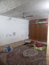 بيت يعتبر قطعه للبيع   مساحته 100 متر مربع   العنوان حي الوحده شارع اب...