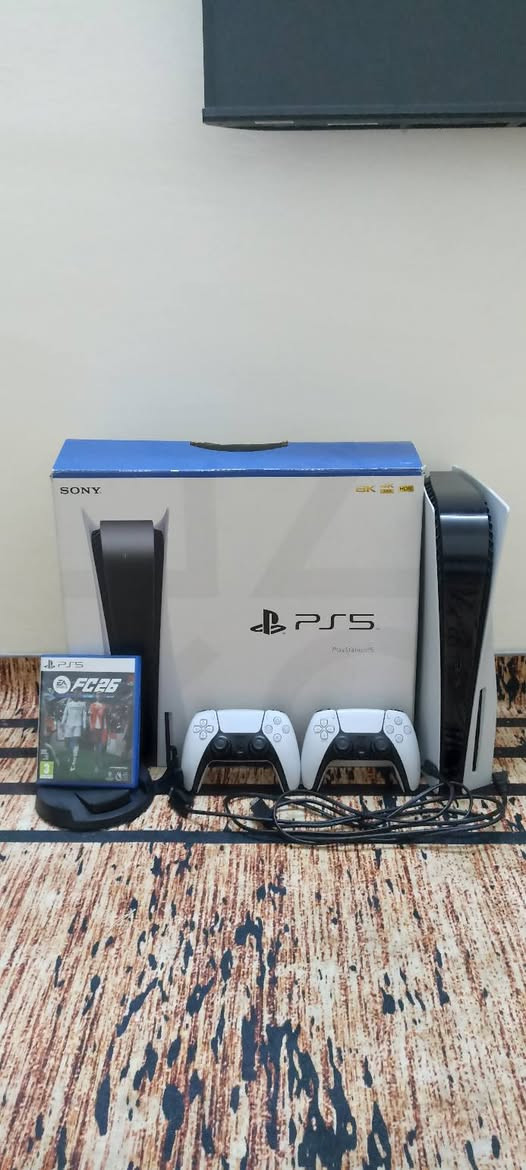 السلام عليكم بلي5فات نضافة 100٪مابدل اي شي وجوستكات جديدة للبيع سعر 600 وياه لعبة FS 26 جديد العنوان بسماية رقم هاتف***********
