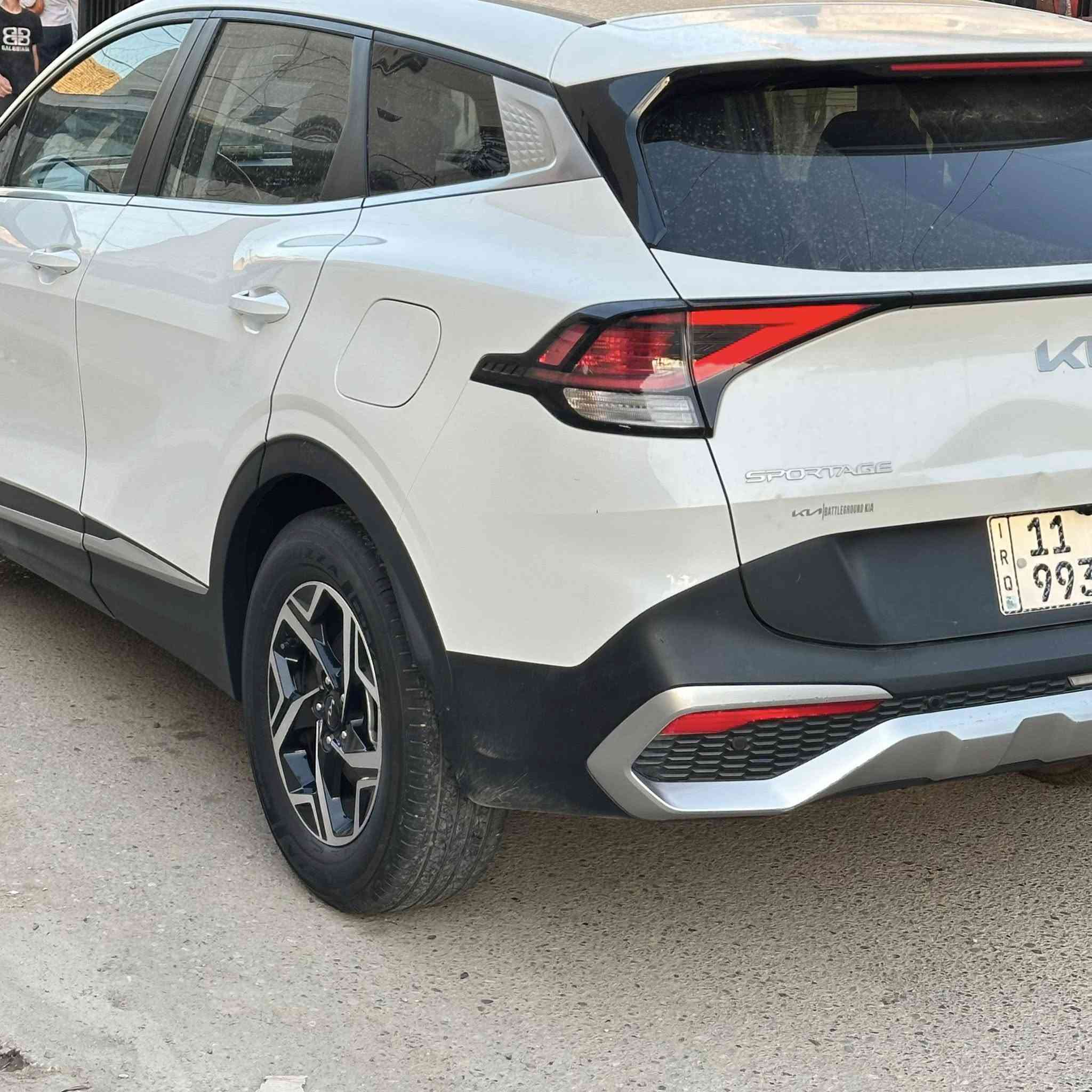 السلام عليكم
كيا سبورتج 2023 
وارد امريكي 
حادثهه فقط الجاملغ العكس السايق مبدل نفس اللون
وبيهه رصعه خفيفه بالصندوك واضحة بالصور
مواصفات العادية 
تحكمات
شاشة
حساسات امامي خلفي
تبريد قطعتين ثلج
السياره نضيفة اكثر من الصور
بأسمي رقم بغداد تحويل ثاني يوم
مكاني بغداد 
السعر 183 وبيهه مجال
الرقم/ ‭***********‬
