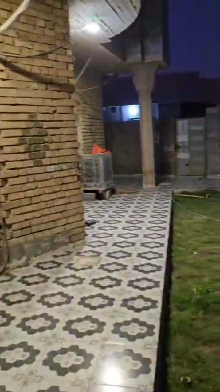 السلام عليكم
🏡 للبيع بيت    ب 110 مليون و بي مجال شي بسيط 🏡

📐 المساحة الكلية: 467 متر مربع – ركن 

📝  طابو زراعي سند 25

🔹 مواصفات البيت:

استقبال: 8×4

مدخل: 3×2

صالة رئيسية: 7×6 (عدا زوائد الحمام والدرج)

3 غرف نوم (كل غرفة 5×4)

مطبخ بارد: 5×4

مطبخ حار: 4×2.5

حمام: 3×2.5

مخزن خارجي: 5×4

ممشى يحيط بالبيت عرضه 2.5 متر

حديقة واسعة: 10×5

🎥 فيديو مرفق يوضح تفاصيل ودواخل البيت

((مكان حي جبيل قرب جسر الثالث ))

📞 للاستفسار والاتصال أو الواتساب:***********

 اتصال ***********

✉️ أو راسلوا الصفحة مباشرة
