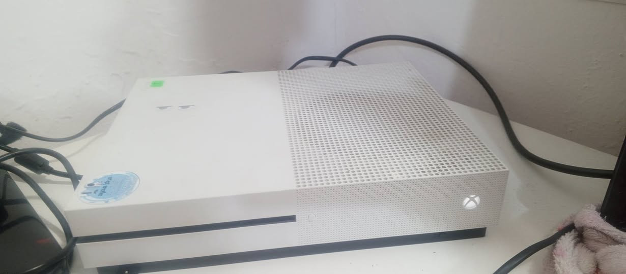 سلام عليكم 
عندي اكس بوكس وان اس 1T
نضيف كلش كلش 100٪ 💯
الجهاز ما داخل تصليح ابد 
وبي العاب 
وبي حساب اخاف تريد تشترك 📍
وجهاز كلش حلو سعر ١٦٥ ✨
سبب البيع محتاج فلوس 
يوجد توصيل بغداد ٥ الف 
الرقم ***********
