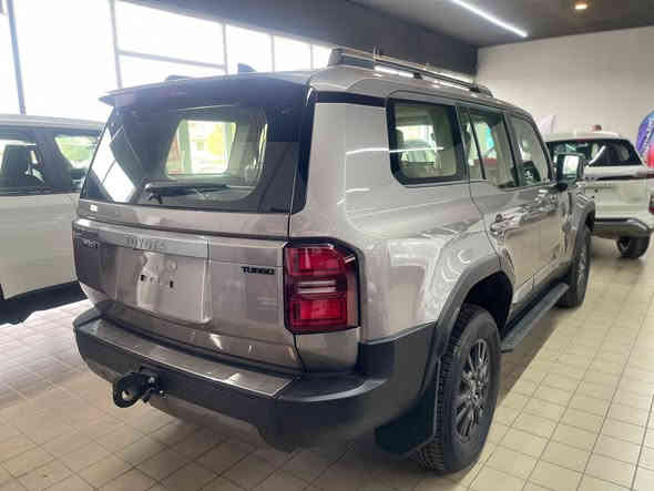 Toyota Prado R3 
 الموديل: 2025
 الفئة: R3  
 الوكالة: ساس (خليجي أصلي)
 المحرك: 4 سلندر اقتصادي وعزم ممتاز
 حجم المحرك: 2400cc توربو
 الدفع: دفع رباعي 4x4
 الويلات: مقاس 20 إنش

 نظام قيادة ذكي ومريح
 شاشة وسطية + بلوتوث + كاميرا خلفية
 تحكم ستيرن متعدد الوظائف 🎮
 إيرباقات كاملة للأمان
 مكيف أمامي وخلفي تبريد قوي ❄️
 جنوط أصلية وكالة 20 إنش
 نظام نزول المنحدرات + مانع انزلاق
 مقاعد مخمل ناعم مريحة
 الدخول الذكي + تشغيل زر
 إضاءة أمامية LED نهارية

 شركة نويكار اوتو لتجارة السيارات في اربيل 
 تقاطع مخمور - بصف معمل بيبسي 

 للتواصل مع قسم المبيعات

***********
***********
***********
***********

@topfans
#ضمان #سيارات# #تيوتا #تخفيضات #برادو #لاندكروز
