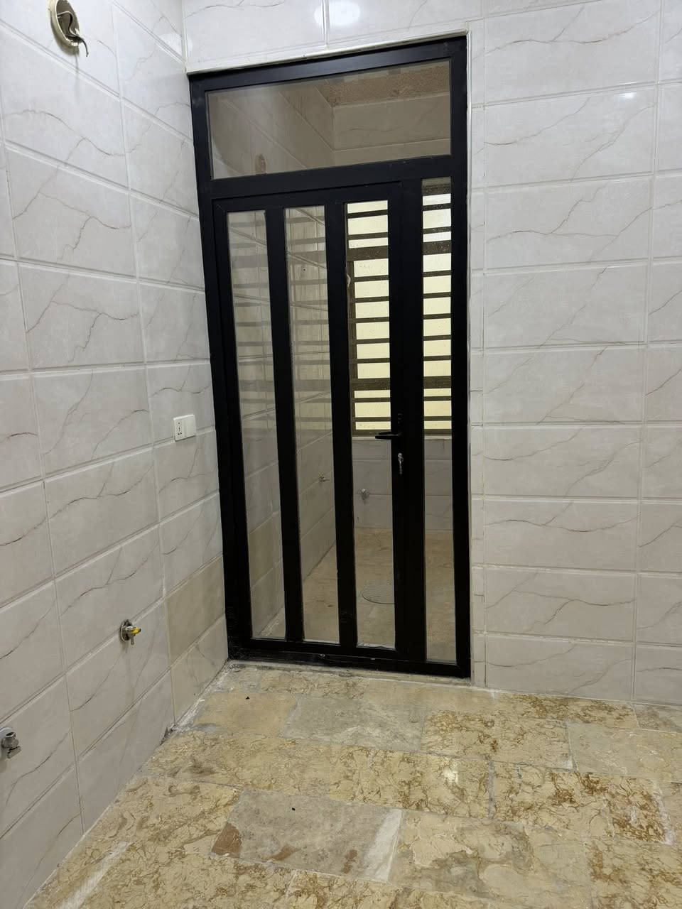 بيت للبيع الشعب التجار الاولى مقابل الاسواق المركزية
المساحة 110 م 
الواجهة.  5
النزال.      22
لاستفسار 
مكتب بغداد لوساطة العقارية
***********
***********
