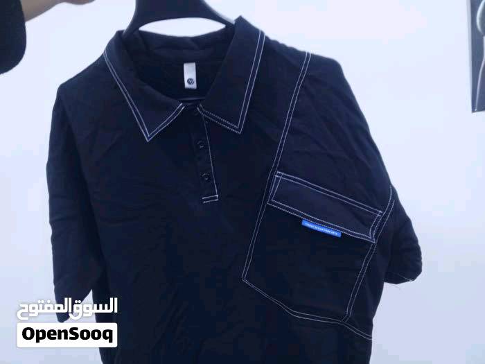 عندي تيشيرتين مميزين للبيع، الأول تيشيرت أسود بجيوب بارزة مع تطريز أبيض خفيف، مناسب للإطلالات الكاجوال أو الرياضية. الثاني بلوزة بلون رمادي مع تصميم مميز على الصدر بلون أخضر، يجمع بين الراحة والأناقة في آن واحد. كلاهما بحالة جديدة وجاهز للتوصيل داخل العراق.