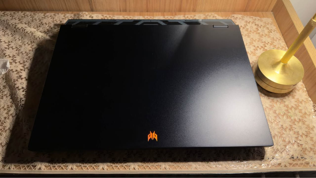 اخوان حاسبة للبيع استخدام شهر واحد 
النضافة 9.5
اقرة المنشور كله يلا تعلق رحمة الوالديكم 
وسوك كلشي بي 

⚙️ المواصفات
* المعالج: Intel Core i7-13700HX (16 نواة و 20 مسار أداء).
* كرت الشاشة: NVIDIA GeForce RTX 4060 (بسعة 8G ) وباستطاعة قصوى تصل إلى (140W )لأداء خرافي.
* الذاكرة العشوائية: (16 جيجابايت) من نوع DDR5 بسرعة 4800 ميجاهرتز.
* التخزين: مساحة هائلة وسريعة من نوع (1TB SSD ) من الجيل الرابع (M.2 Gen4).
🖥️ مواصفات شاشة :
* مقاس 18.4 بوصة من نوع IPS.
* دقة WUXGA.
* معدل تحديث 165 هرتز لحركة سلسة وخالية من التشويش.
* تغطية 100% من ألوان sRGB لألوان دقيقة ونابضة بالحياة.
💯 تفاصيل أخرى:
* الجهاز مستخدمه لفتره قصيرة .
* مزود بنظام Windows 11 .

⚙️الملحقات مع اللابتوب 

* شاحن أصلي مو ترهيم من شركة النبع بقوة (330W) يعني ٤٥ دقيقة حاسبة توصل ١٠٠٪؜
سعرة ١٢٥ الف 

* ماوس Logi MX Master 3 مع حقيبته سعرة ١٥٠ الف من شركة النبع 

* حقيبة ظهر خاصة باللابتوب السعر (٢٠) الف 

* كيبورد  ميكانيك RGB من شركة AJAZZ سعرة 100 الف .
* بادة ماوس أيضاً مع الحاسبة 

🔴سعرها مليونين مع الملحقات 

بغداد/مدينة الصدر/ الاورفلي

📞 للاستفسار، تواصل معنا على  الرقم :[***********] 
او على واتساب بغداد, العراق
