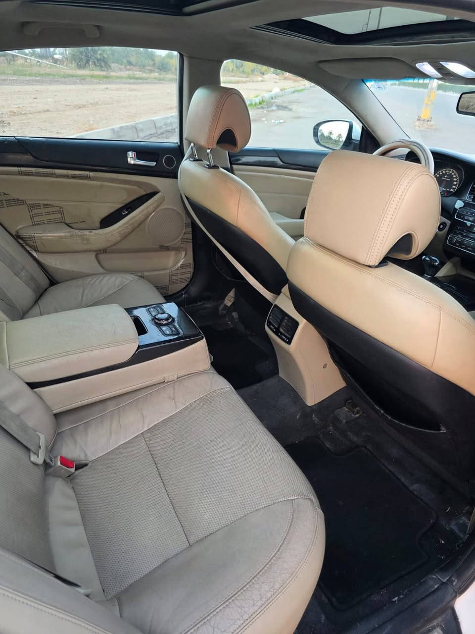 السلام عليكم للبيع كيا كادينزا خليجي 2014 ملكي VIP
رقم أربيل بسمي سنويه جديده
فول مواصفات 1/1
ماشيه 165 وقابل للزياده 
مري شفط + قلاب 
حساسات خلفيه 
مقاعد جلد + كهرباء 
خزن ميموري 
فول تحكمات ستيرن +ستيرن كهرباء 
برده خلفيه بلاديه 
كامره خلفيه 
لد امامي و خلفي 
كشنات امامي و خلفي تدفئه 
شاشه حجم كبير 
اناره محيطيه 
بيها منضومه كامله زنون عالي و ناصي 
و بيها منضومه غاز 
و بيها بعد هوايه مواصفات معروفه 
السياره بيها قطعتين ونص 
السعر 118 و بيها مجال 
رقم التلفون*********** 
مكان السياره بغداد
