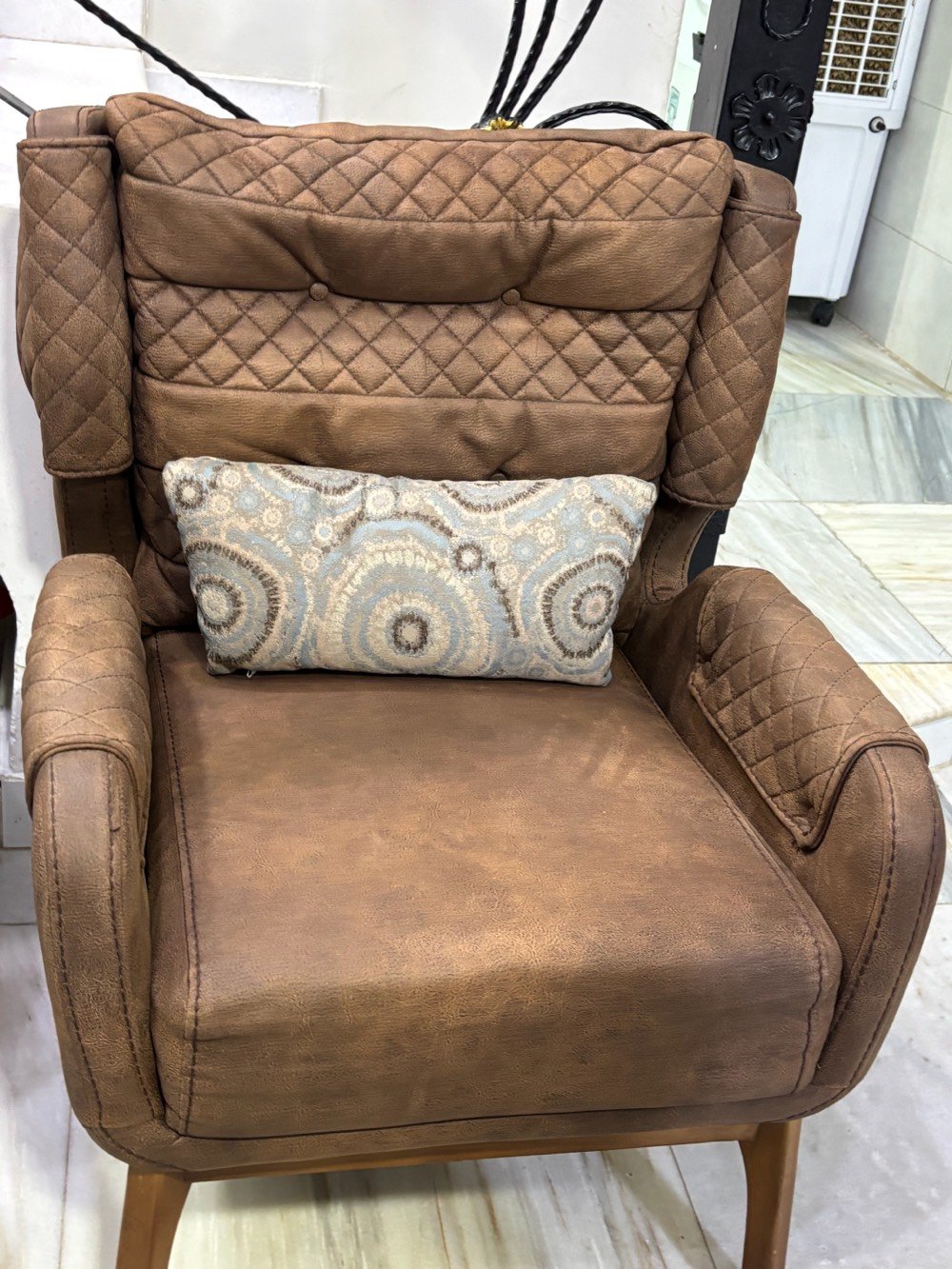 صالون أنيق ومريح يتكون من كنبة كبيرة وكرسيين، مصنوع من الجلد البني ومزود بوسائد مريحة. التصميم مثالي لغرفة المعيشة ويضفي لمسة جمالية وعصرية. في حالة جيدة جدًا وقليل الاستخدام.