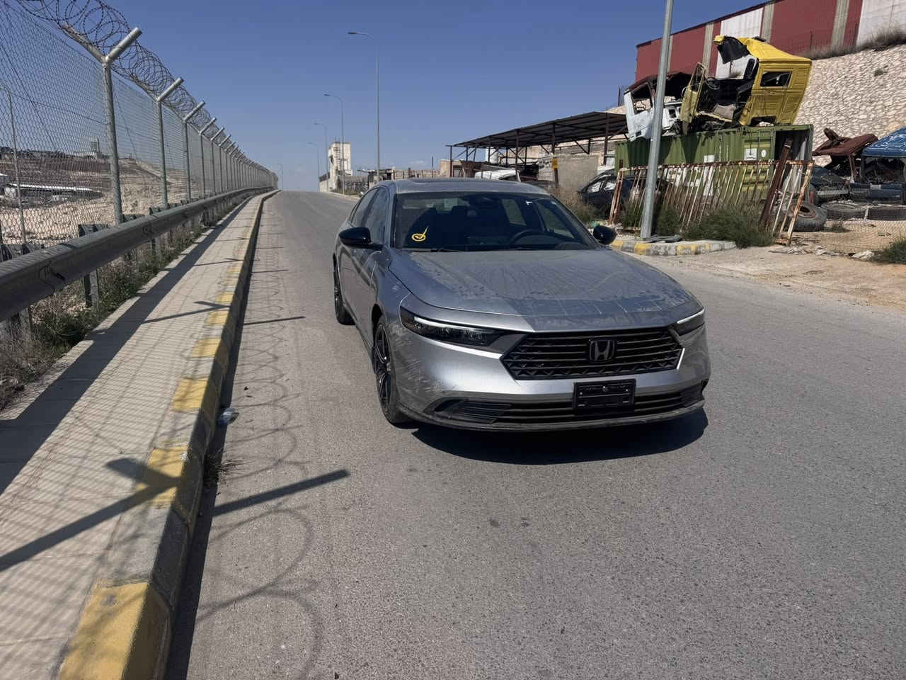 هوندا اكورد هايبرد  موديل 2024
 صنف  SPORT 
لون سلفر
محرك 2000cc هايبرد اقتصادي. 
أضافات 
فتحة بالسقف عدة حركات 
رادار 
مانع تصادم 
تحديد مسرب 
سمارت كي بصمة تشغيل 
بصمة فتح أبواب 
بصمة فتح صندوق الاخلفي 
تشغيل عن بعد عن طريق الريموت 
أضوية أمامي led 
اضوية خلفية led
هاند بريك كهرباء  
كاميرا خلفية 
كراسي كهرباء
حساس مطر 

( جاملغ بارد فقط )
صور الحادث مرفقه 
عداد السيارة 9 الاف فقط 
بحاله الوكاله
السيارة موجوده في المنطقه الحره عمان 
السعر داخل المنطقه الحره 185 ورقة
واصل الى اربيل 205 ورقة

 اعتذر عن المراوس بيع فقط 
للاستفسار الاتصال 

‭+964 782 915 3488‬
