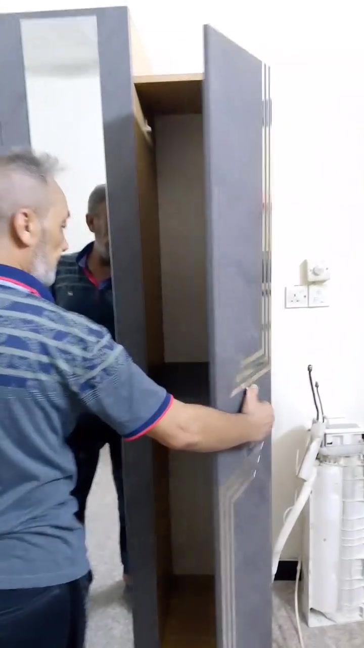 نجار لفتح وشد جميع انواع الغرف العراقية والتركيه والماليزيه وصيانتها وصبغ الابواب الخشبيه والجراجيب ونقل الأثاث ***********.  واتس

