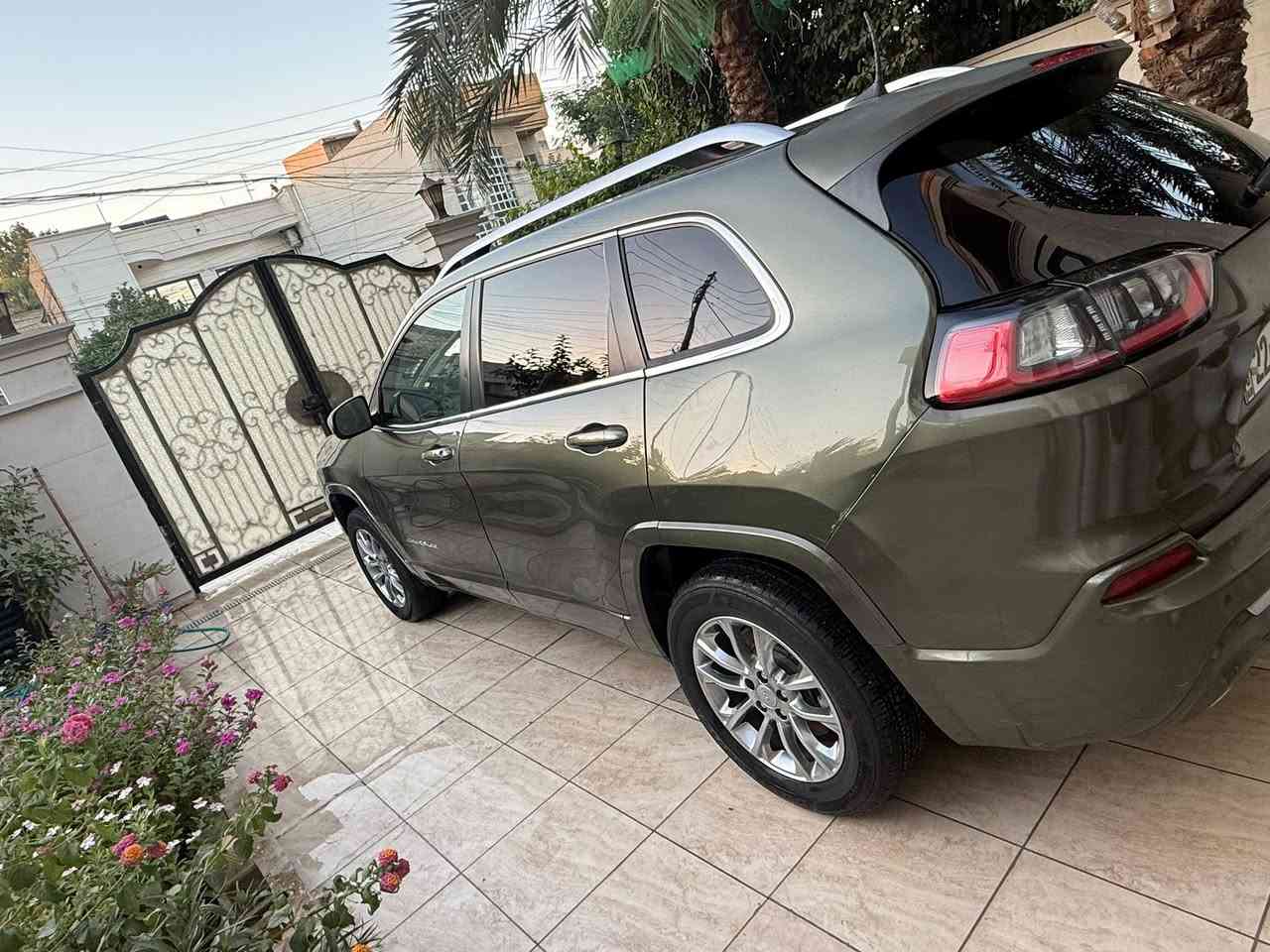 جيب شيروكي ٢٠٢٢ للبيع
سلام عليكم شيروكي ٢٠٢٢ فول ماعدا الفتحه
حساسات كامرات الكشنات جلد تدفئه تبريد وباقي المواصفات المعروفه مال ٦ سلندر  صبغ كم قطعه بيها
الون زيتوني 
صور الحادث ماعندي صبغ بيها صندوك وبنيد وبارد بالباب جهة اليمنه

السعر ١٣٠ وبيها مجال 
***********
