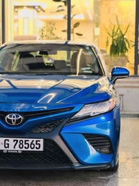 كامري SE موديل 2020 مواصفات: كشنات جلد، كرسي السائق كهربائي، شفتات ستي...