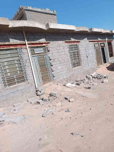 بيت زراعي للبيع 
المساحه 300 بناء بلوك سقف صب كونكريت 
بي 3 غرف صاله ستقبال 
جاهز عوزه لباخ يبعد عن شارع ياحسين 400 متر 
عمود 436 طريق ياحسين 
السعر 25 وبي مجال 
***********
