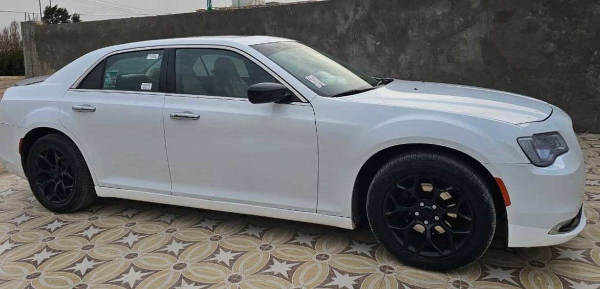 سلام عليكم اوباما كرايسلر 300  موديل  2016 خليجي   كفاله.   مكان السياره الدوانيه الحمزه الشرقي   السياره  بسمي مداور ثاني يوم    السعر 255 وبيهه. مجال. للاستفسار ***********
