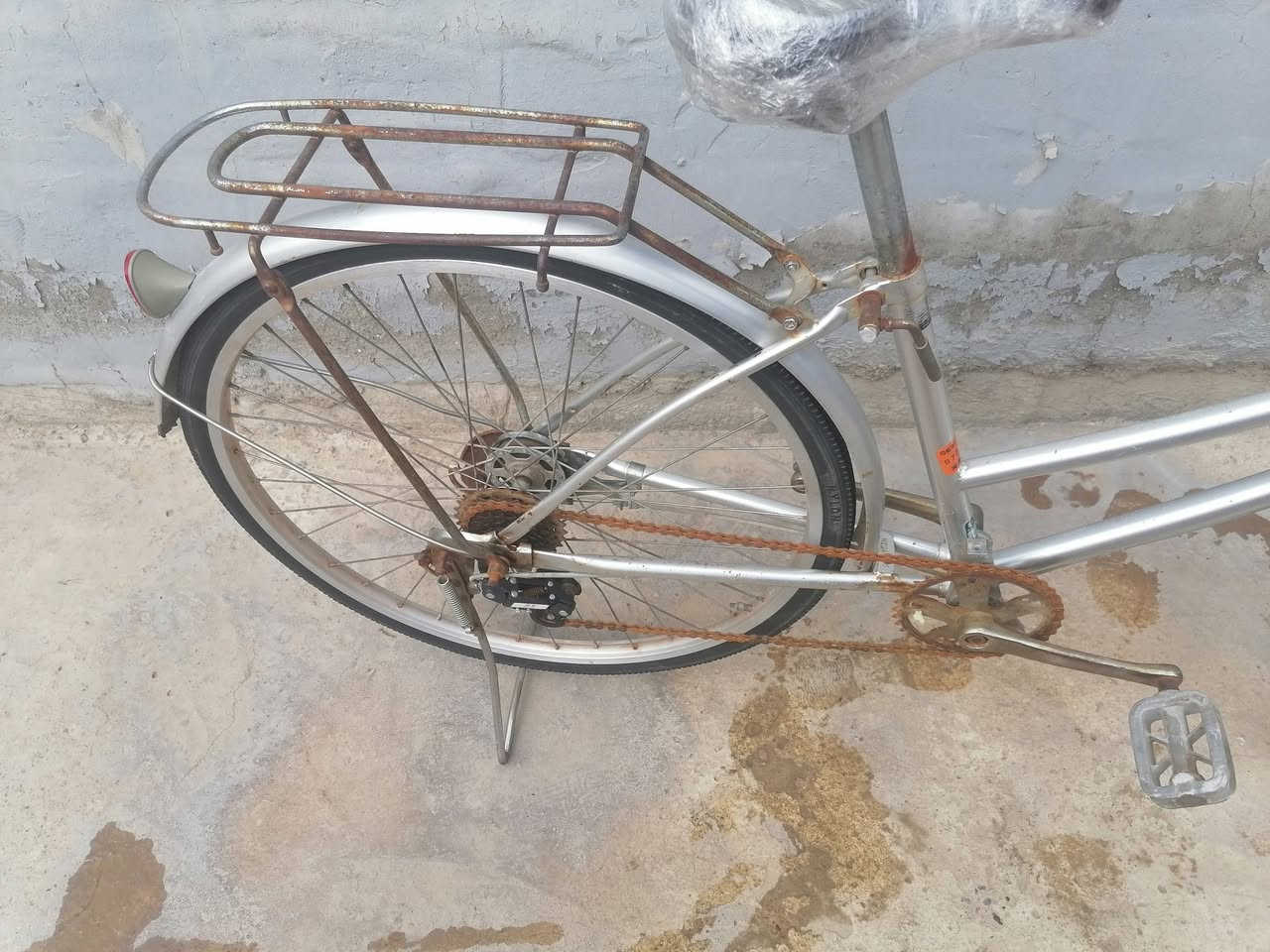 السلام عليكم بايسكل للبيع حجم ٢٦ ابو الكير كلو شغال سعره ٥٥ او بي مجال مكاني حي السماح قرب محطت المشاعل ***********
